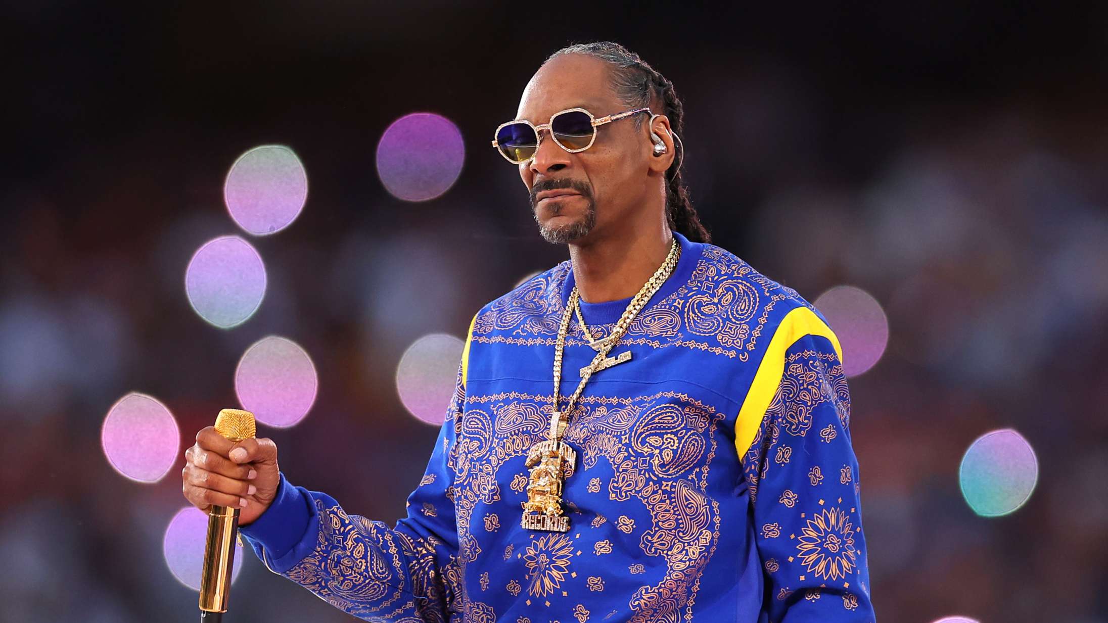 Kender du historien om dengang, Queen Elizabeth hjalp Snoop Dogg med at komme ind i England?