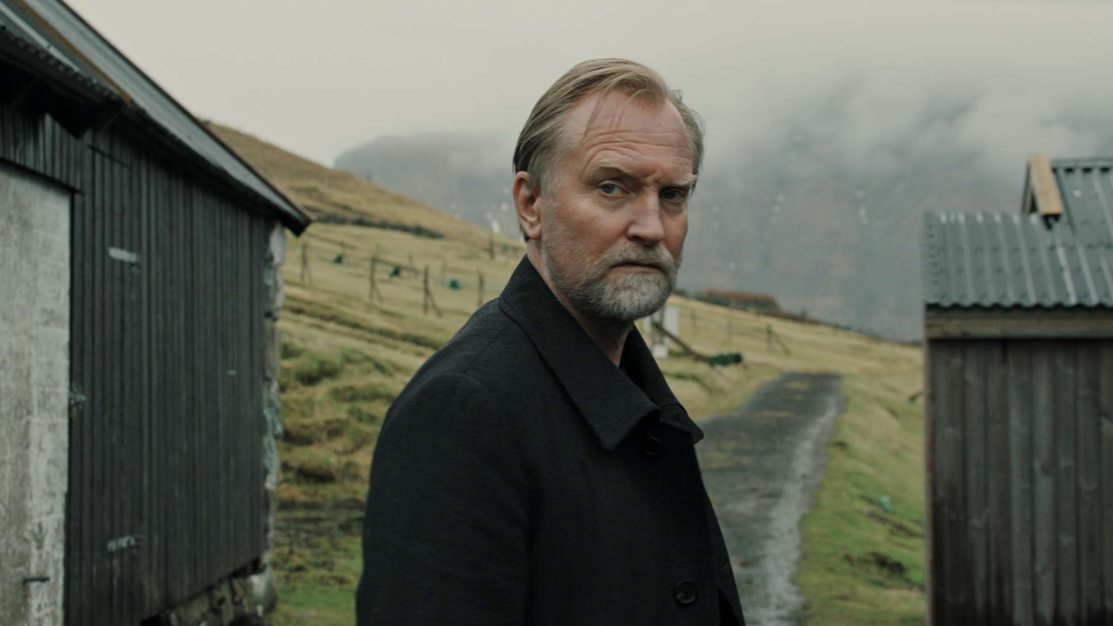 ‘Trom’: Alle virker skræmmende følelsesforladte i færøsk nordic noir med Ulrich Thomsen