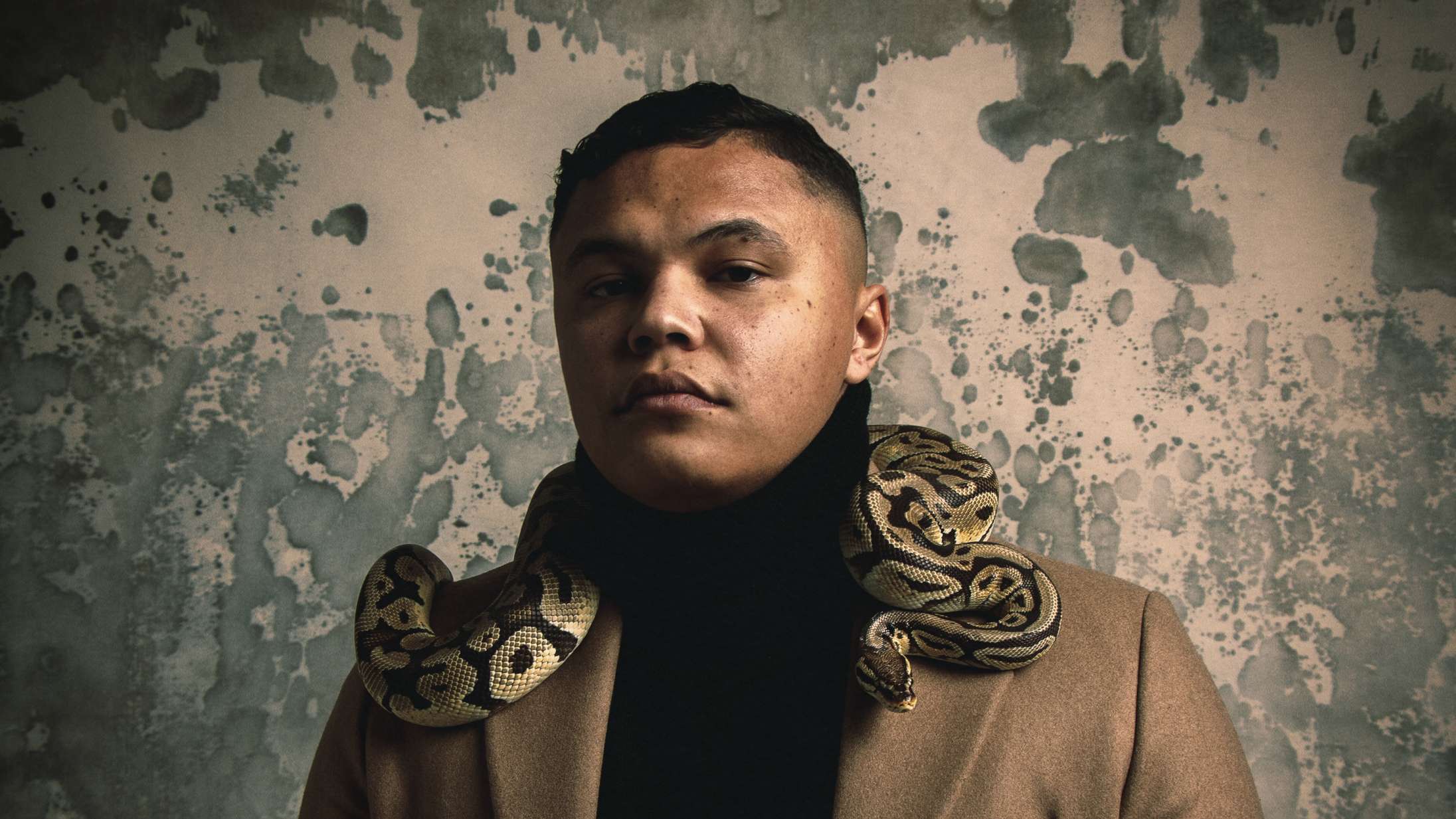 Premiere: Carmon, Artigeardit og Lamin stabler penge – rigtig mange penge – i ny musikvideo