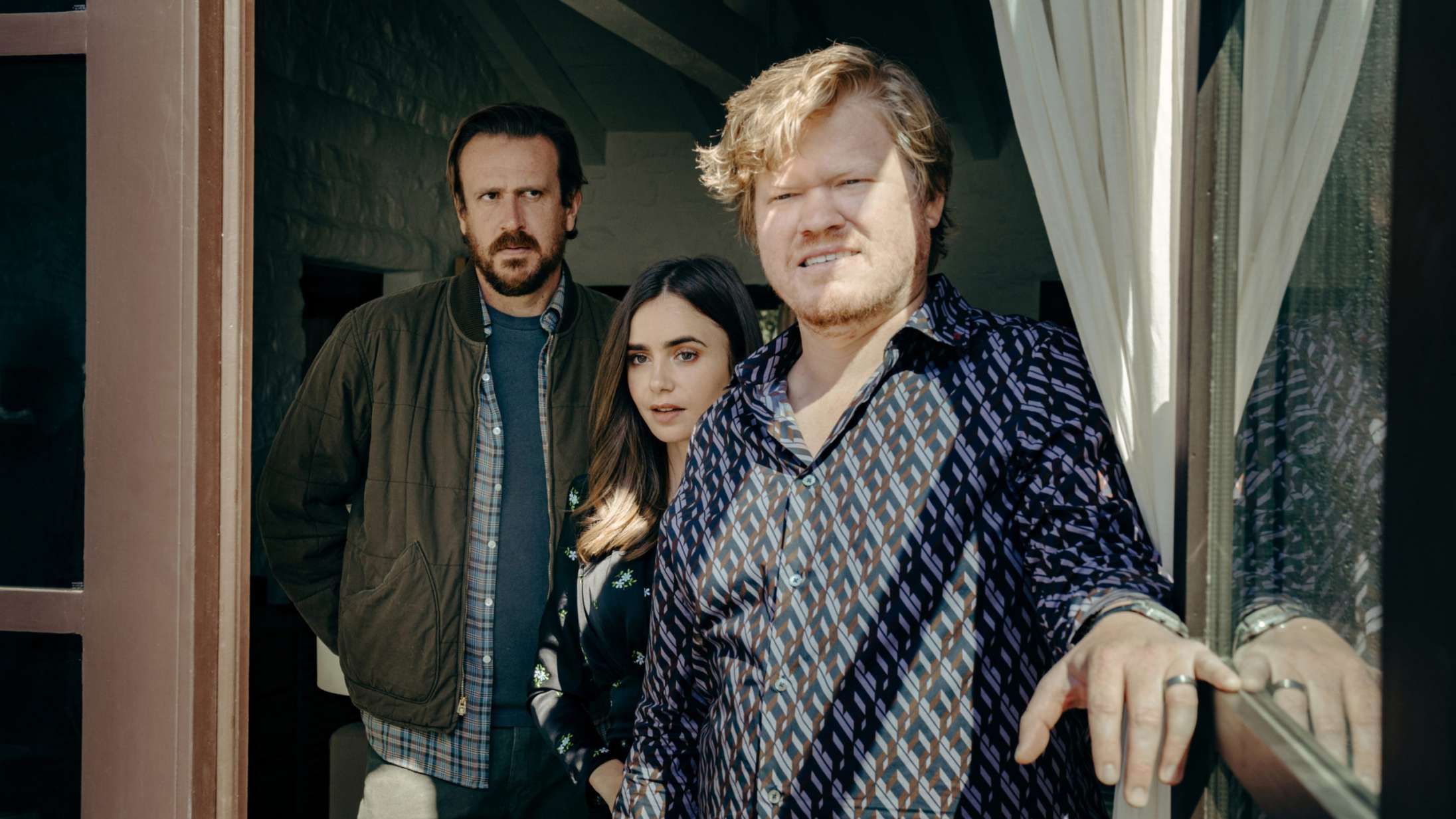 Jesse Plemons afbryder Jason Segels hjemmerøveri – se traileren til Netflix-thrilleren ’Windfall’