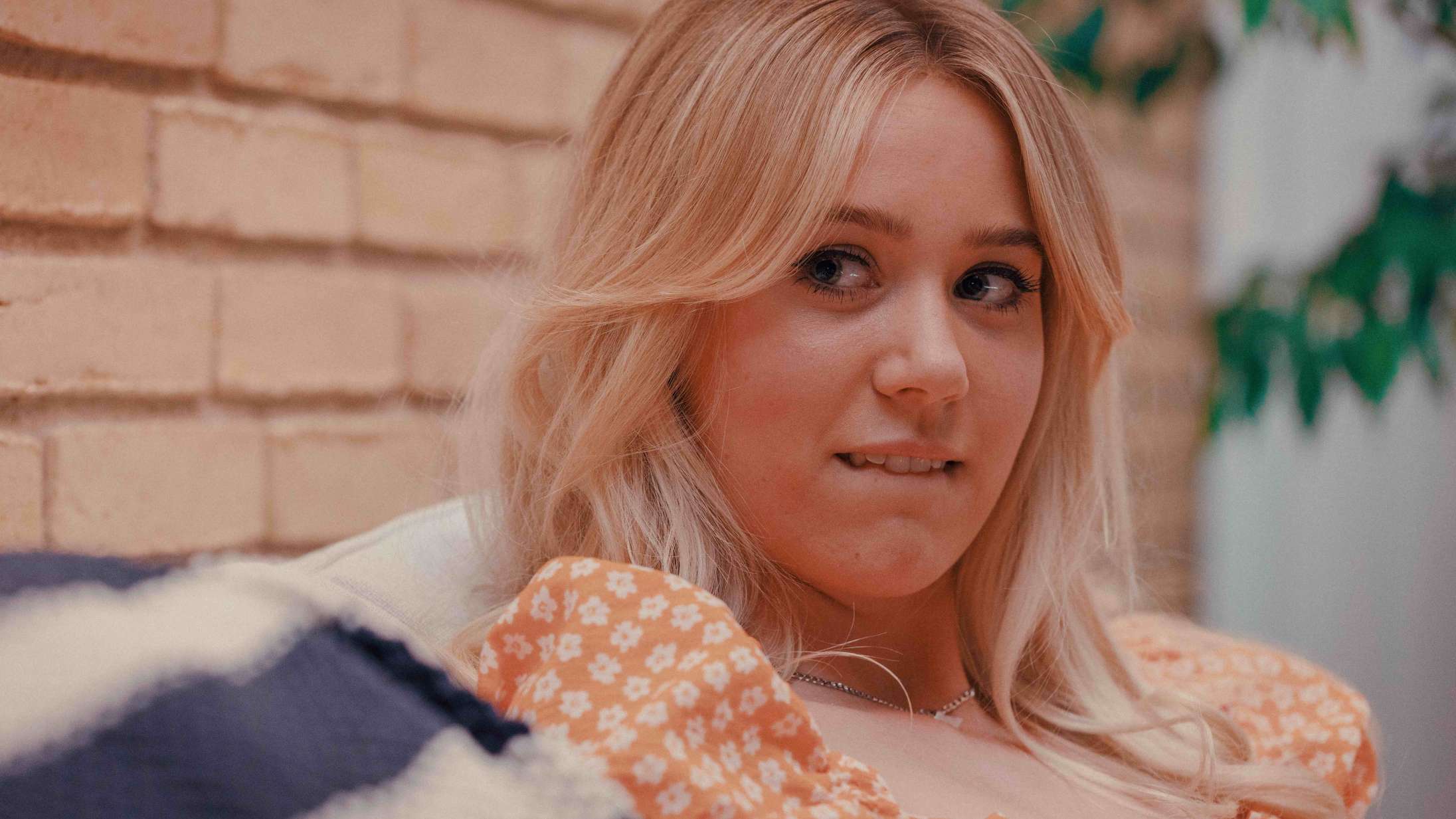 ‘Dopamin’: Josefine Frida er det eneste, der redder dansk serie fra katastrofen