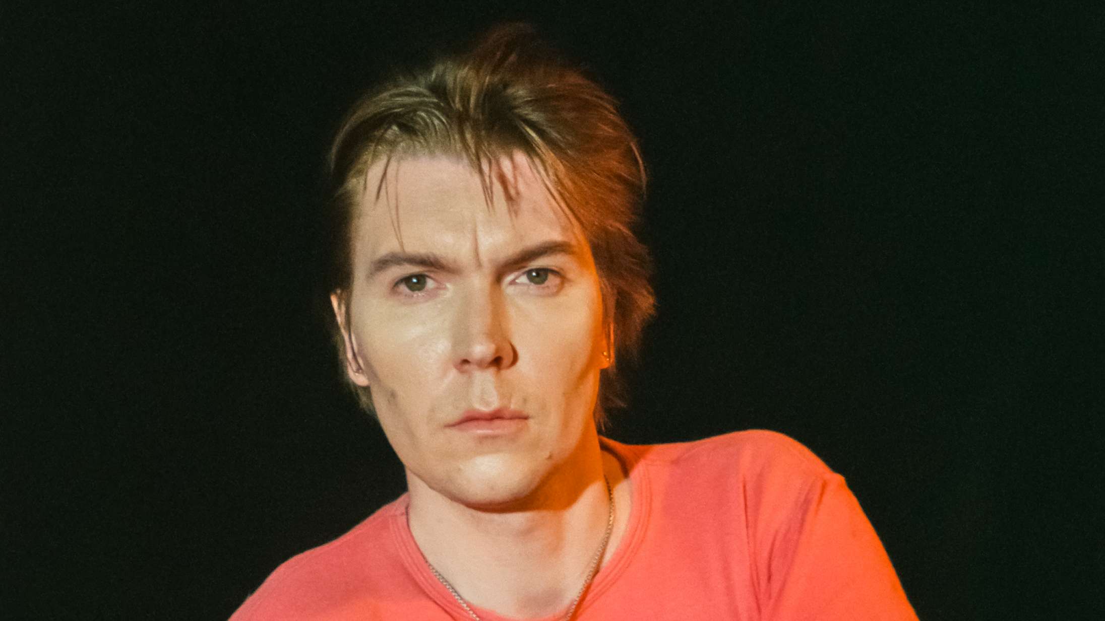 ‘Oxy Music’: Alex Camerons synthpop danser linedans mellem det satiriske og det cheesy