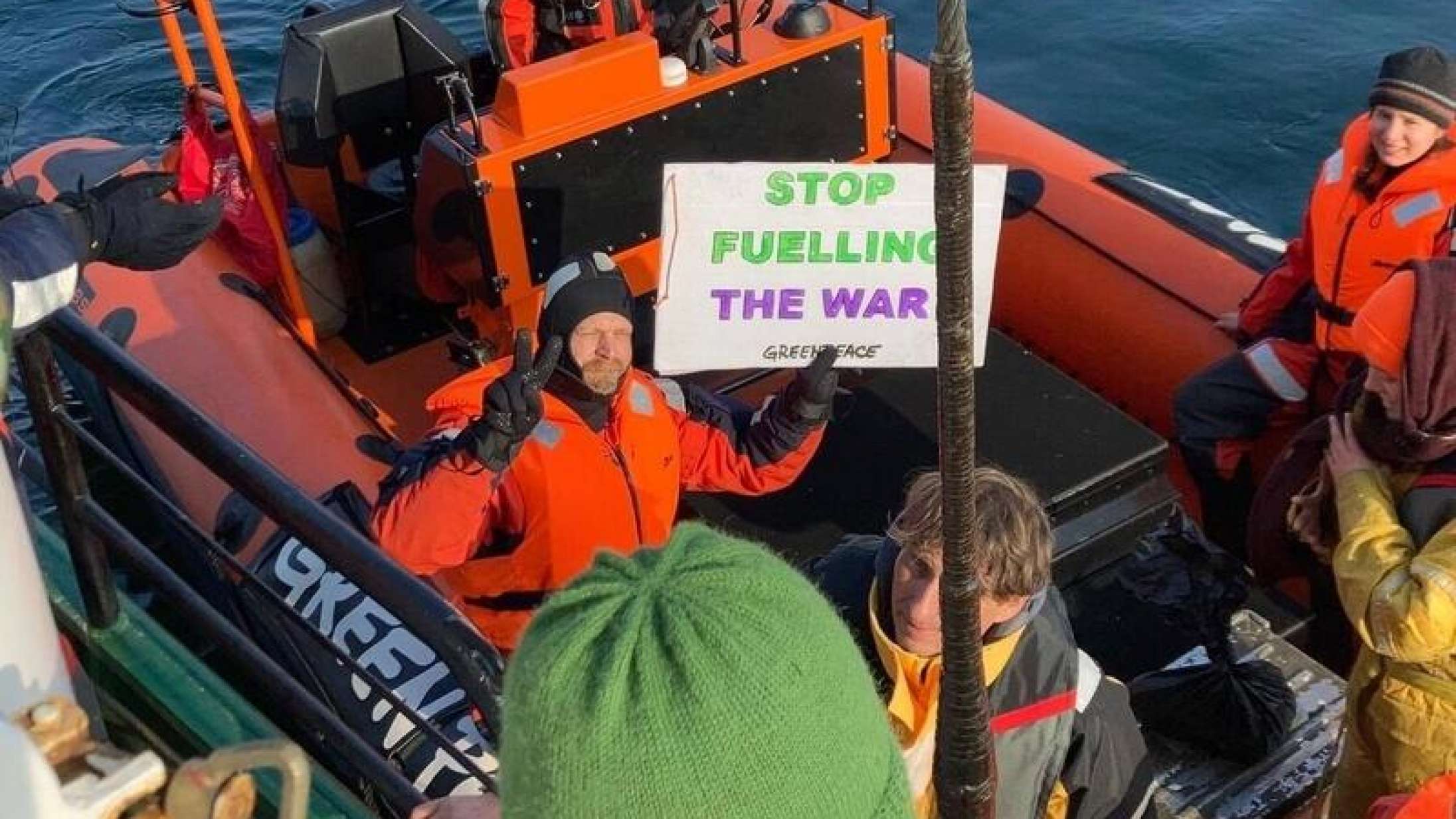 Carsten Bjørnlund svømmer ud foran russisk tankskib i protest