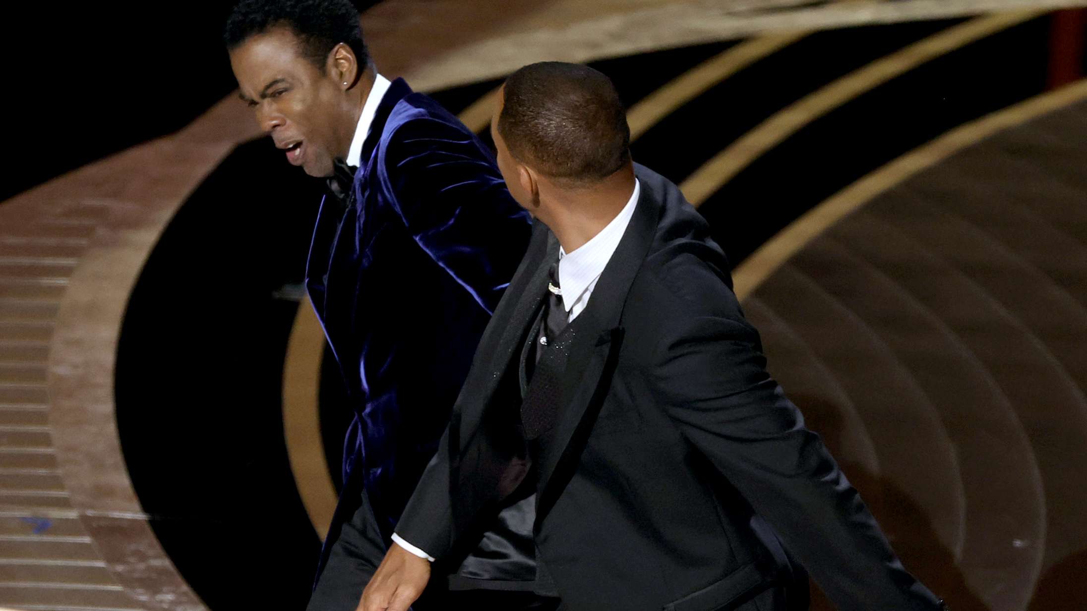Kæmpe Oscar-chok på scenen: Will Smith slår Chris Rock