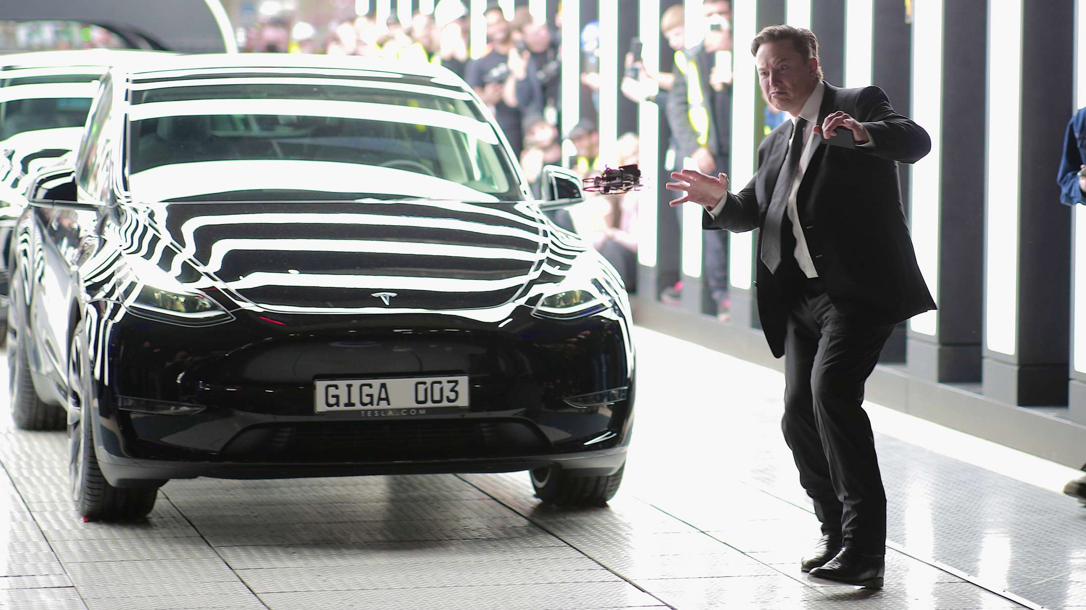 Elon Musk danser sig igennem åbningen af ny Tesla-fabrik i Tyskland