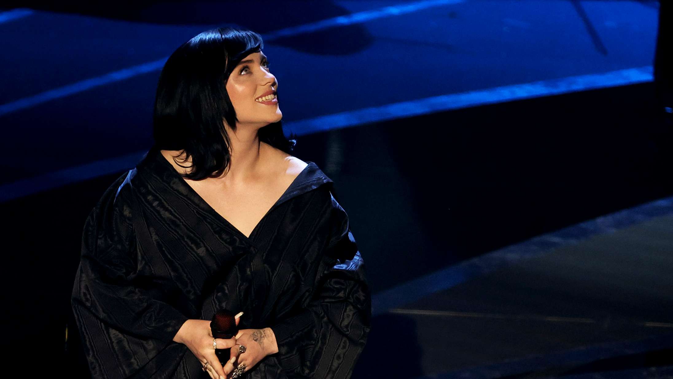 Billie Eilish havde både bror og orkester med, da hun spillede den vindende James Bond-sang til Oscar-showet