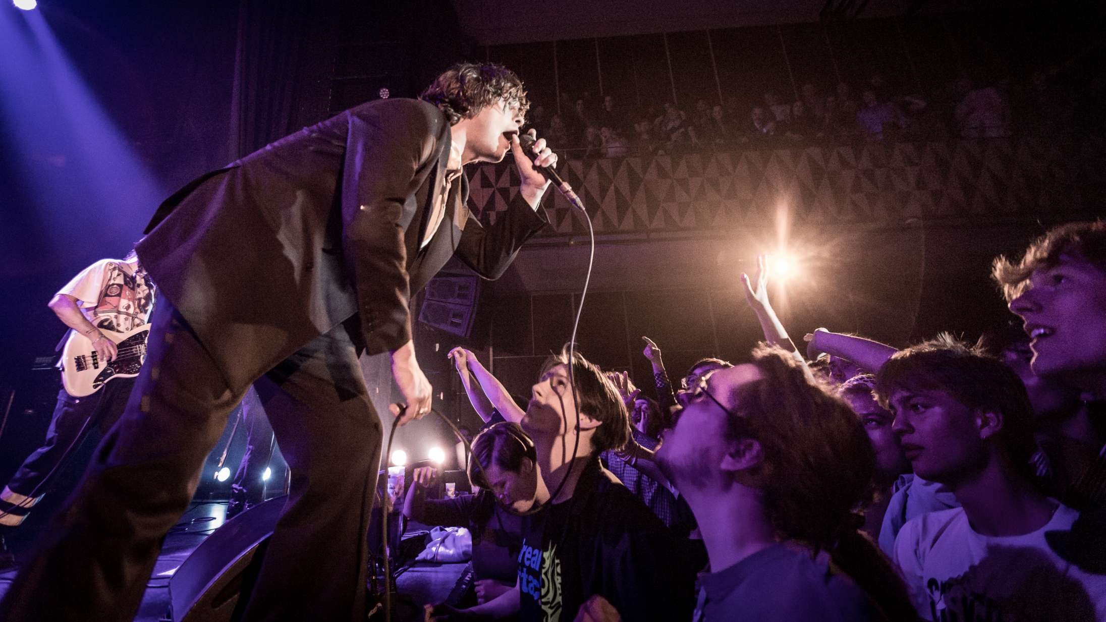 Med en flaske i hånden og en tændt cigaret i kæften gik Iceages runde fødselar i musikalsk frontalangreb på publikum