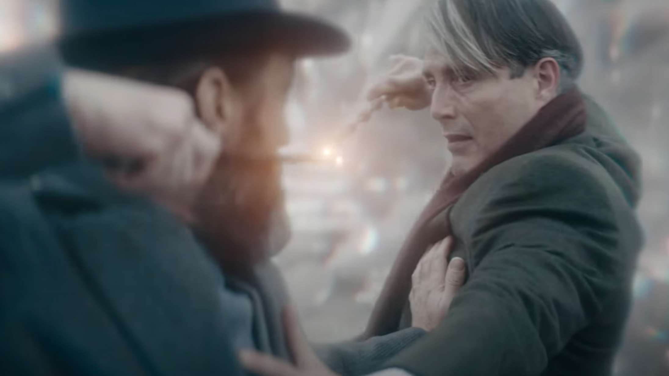 Mads Mikkelsen og Jude Law er på kollisionskurs i højdramatisk ny trailer til ‘Fantastiske skabninger 3’