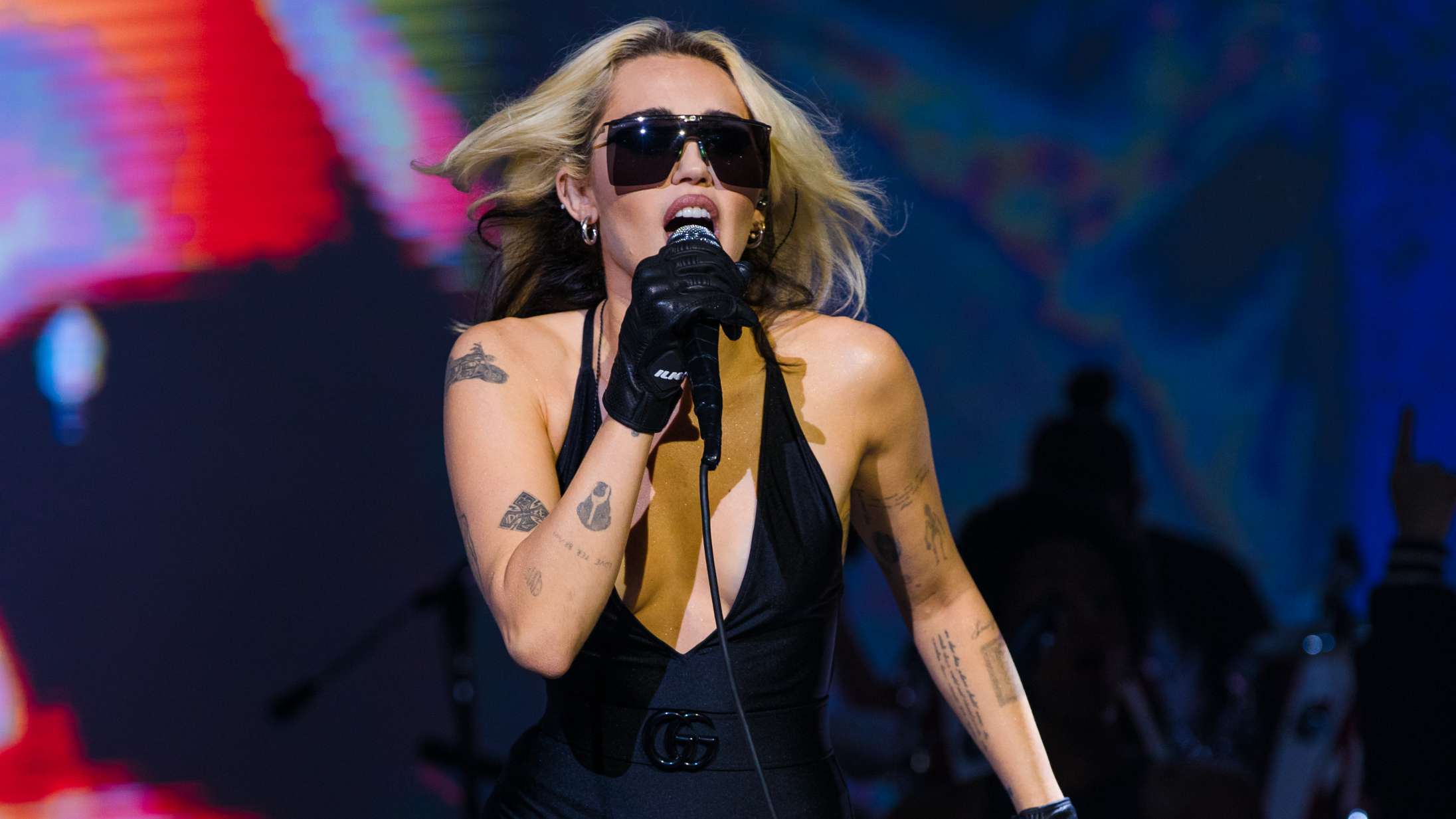 Miley Cyrus i tårer dedikerer sang til Taylor Hawkins på festivalscene i Brasilien