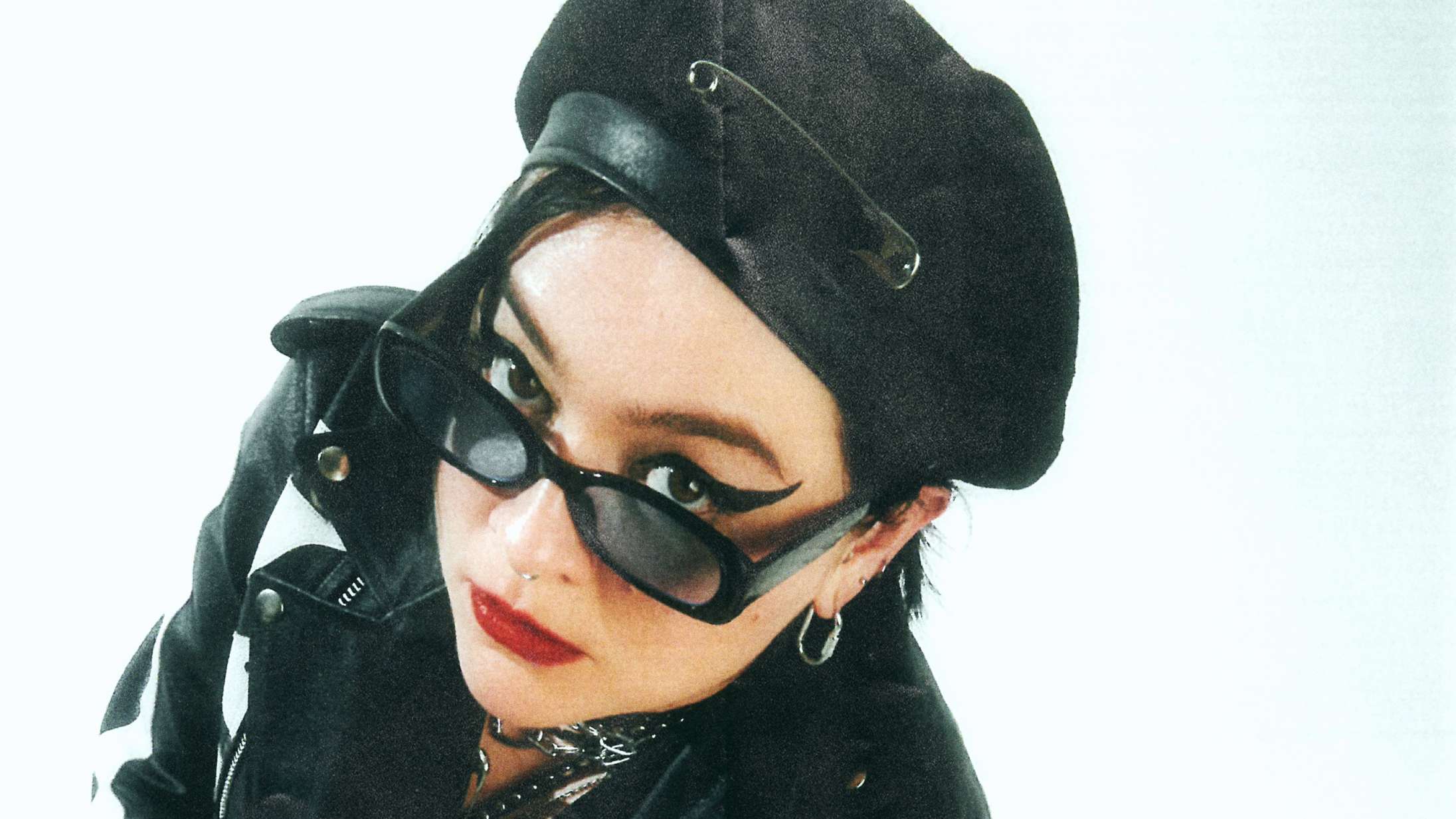 Premiere: Rebecca Lou synger om sit ultimative girlcrush, mens poppunken flyder