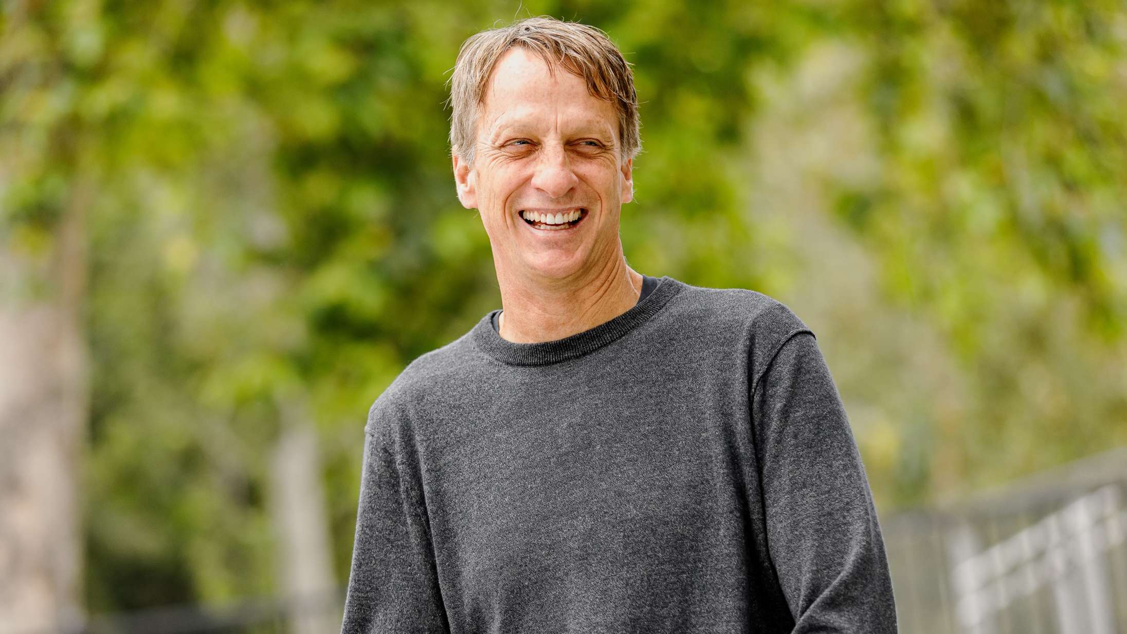 Tony Hawk forsvarer, at han skal uddele en pris til Oscar-showet efter forundring på sociale medier