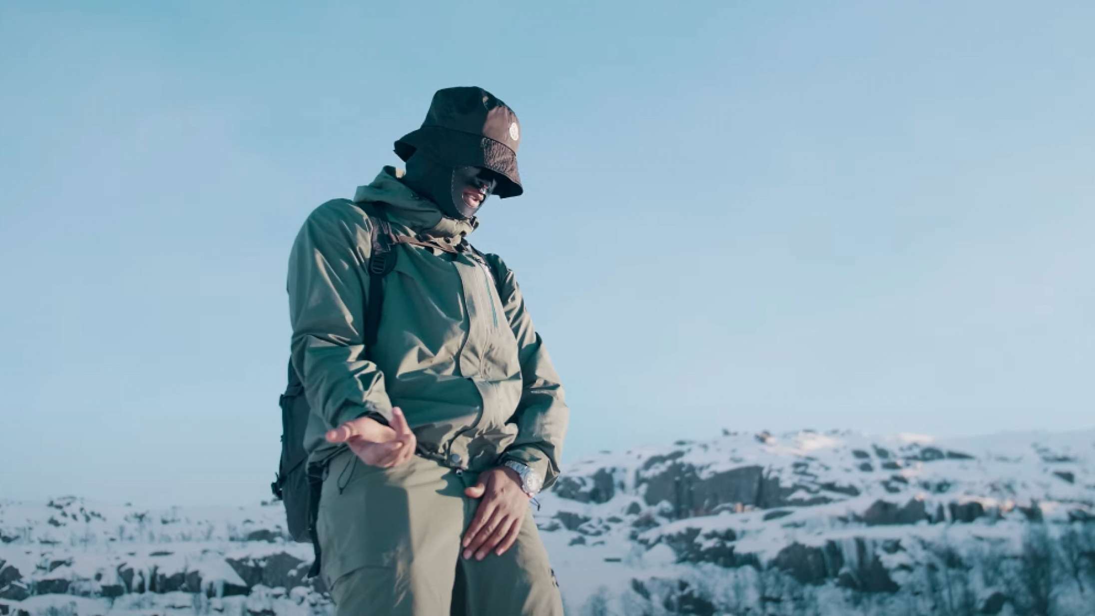 Maskeret dansk drill-rapper er på eventyr i de norske fjelde i ny musikvideo