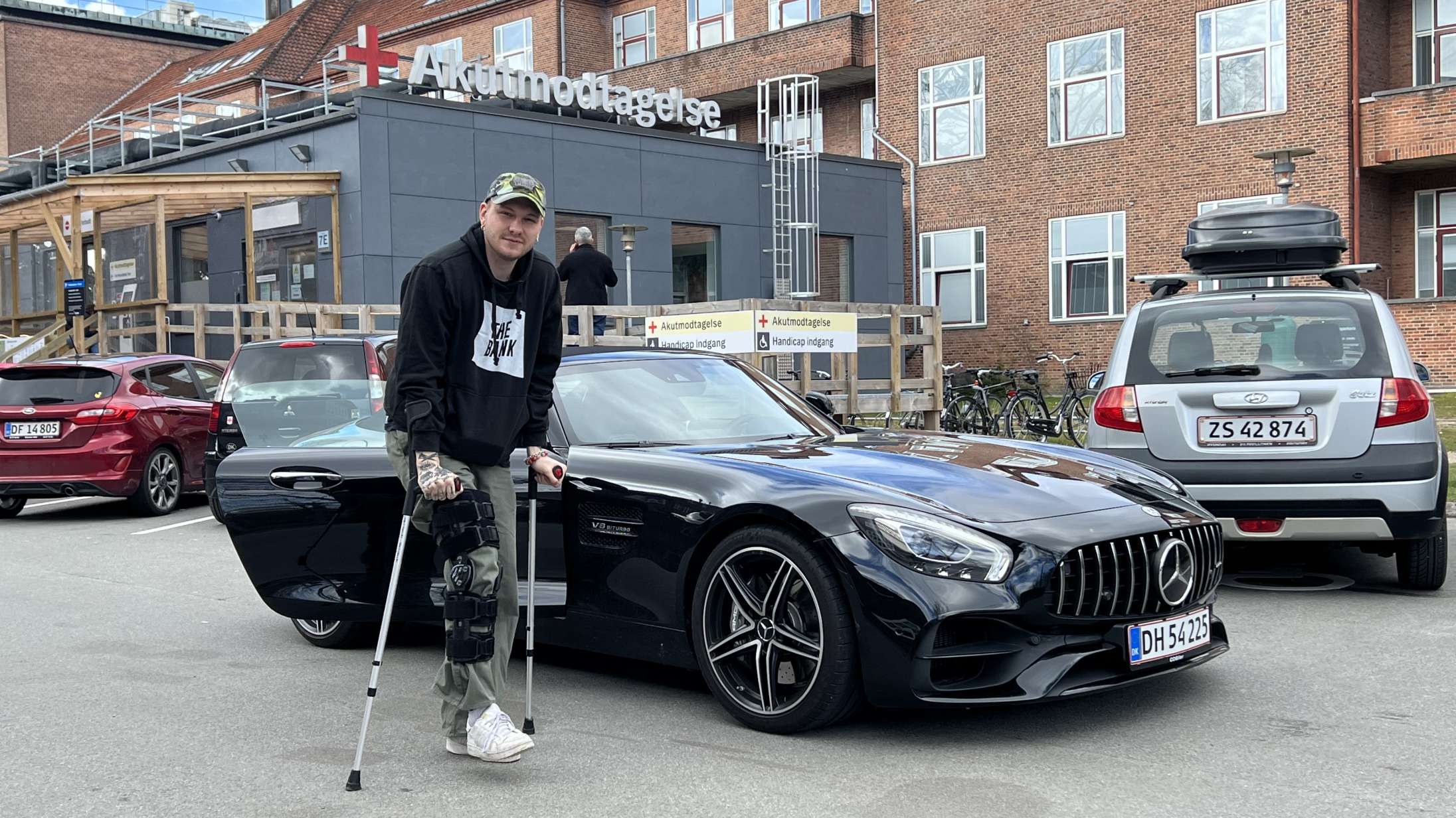 Fabräk indleder Danmarksturné på krykker efter uheld til releasekoncert