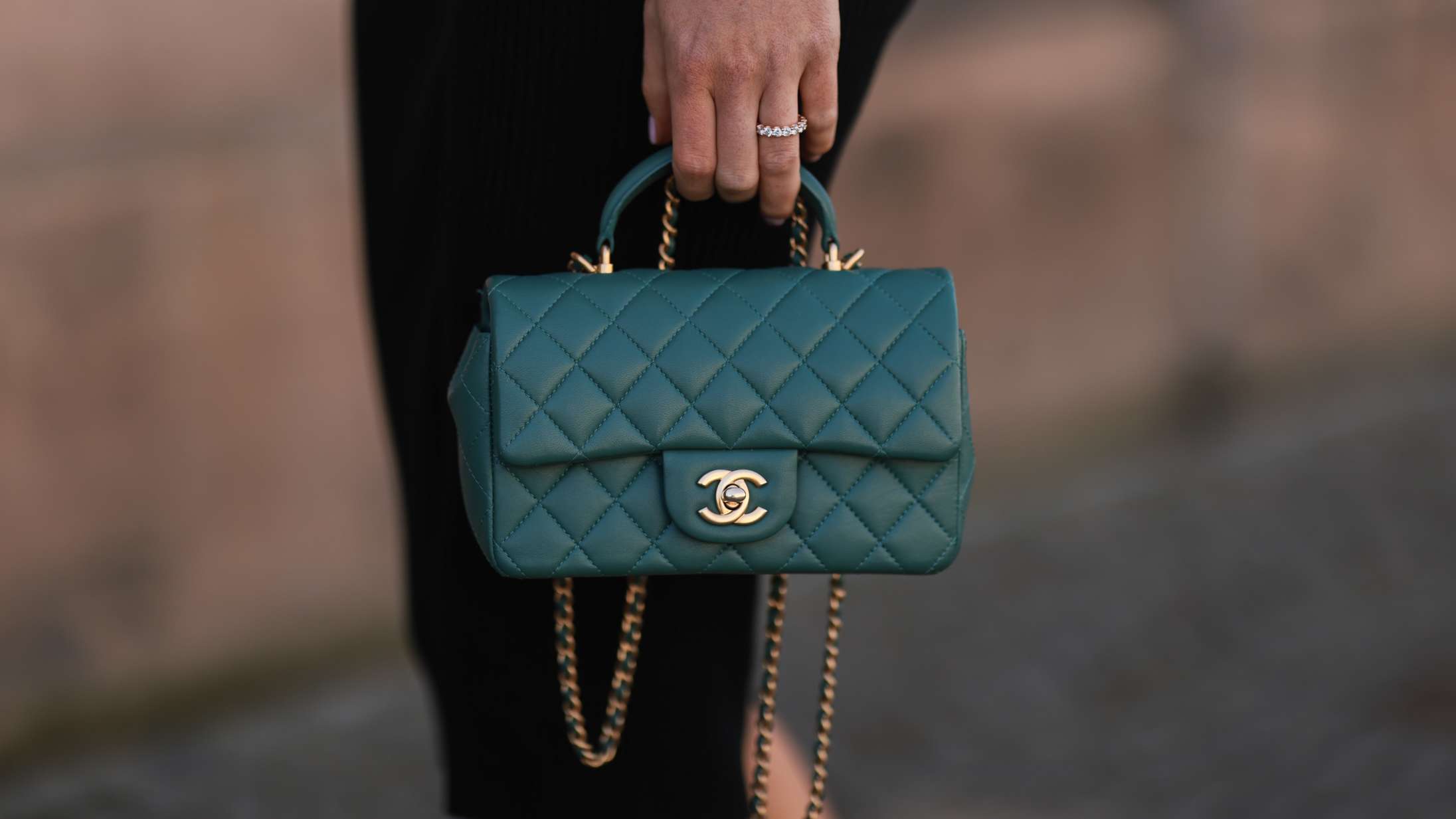 Russiske influencers klipper Chanel-tasker i stykker på / Nyhed