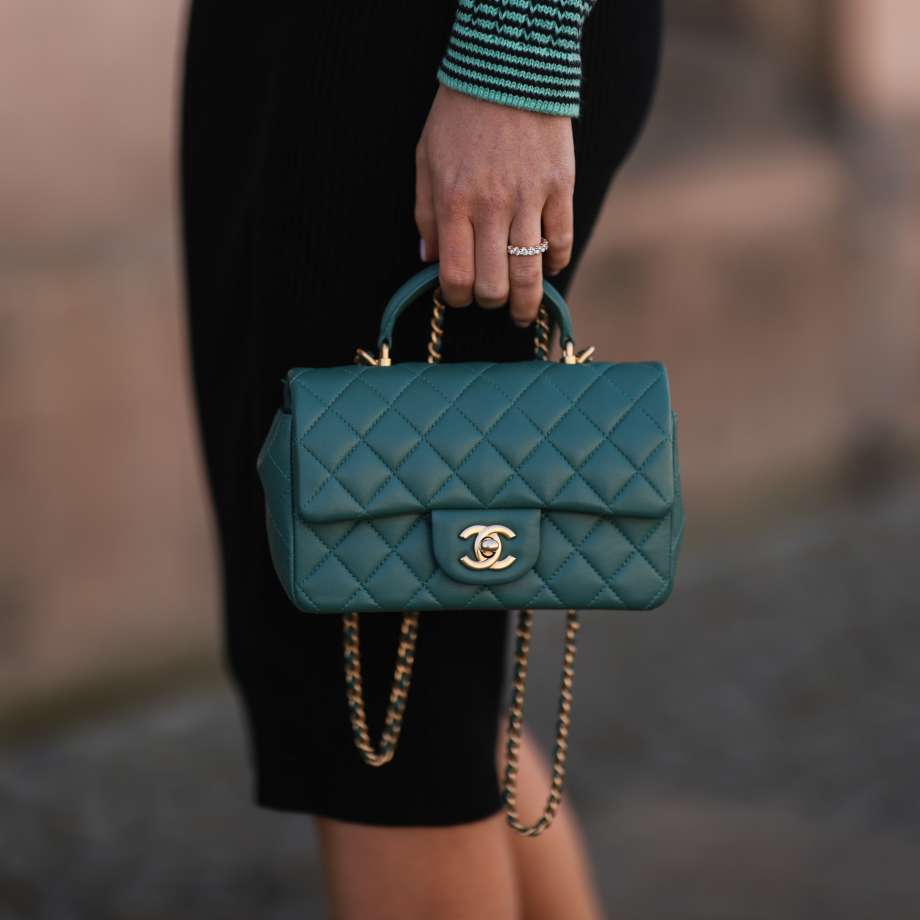 tråd sti Bungalow Russiske influencers klipper Chanel-tasker i stykker på Instagram / Nyhed
