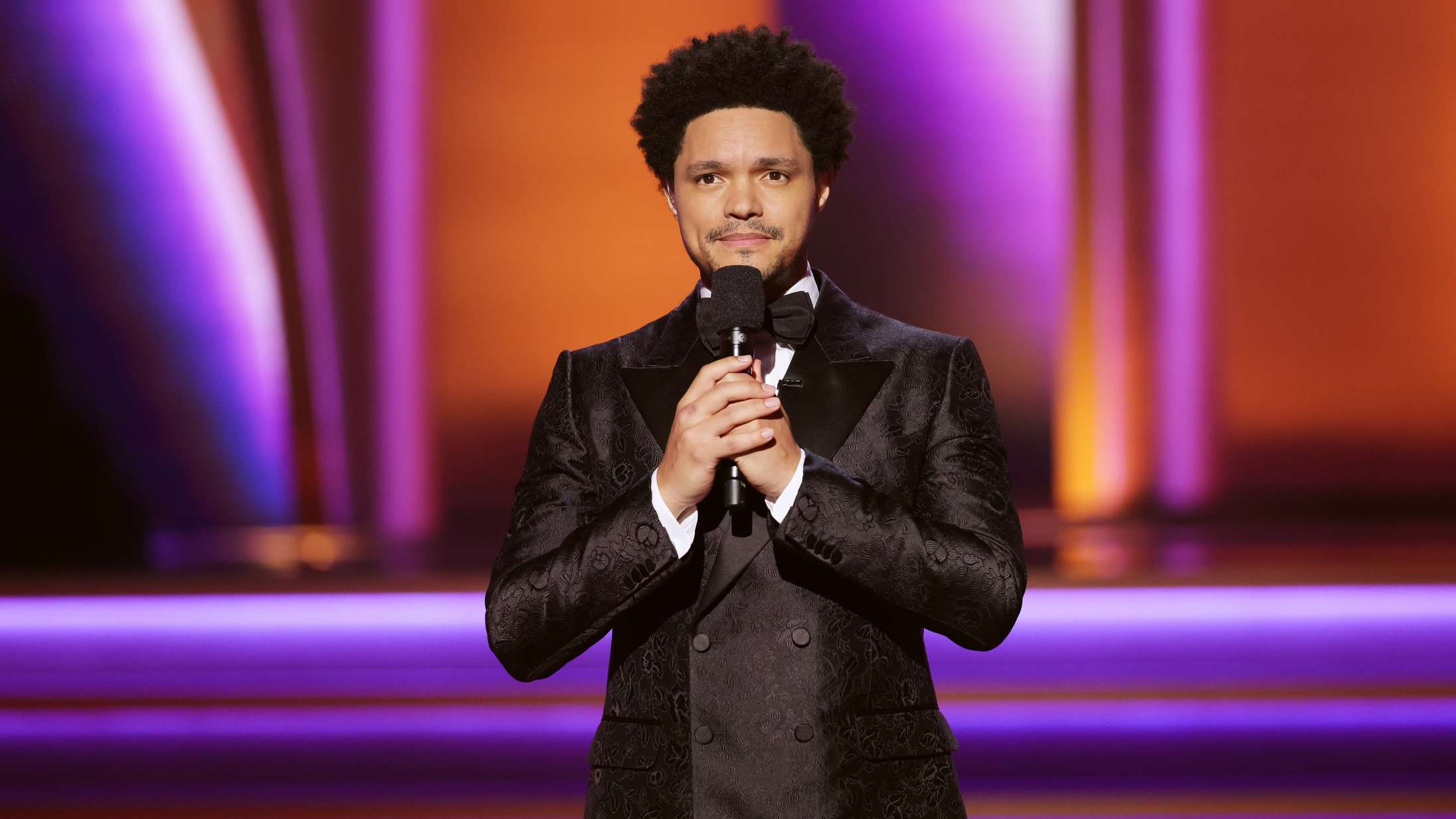 Trevor Noah tog pis på Will Smiths Oscar-lussing, da han var vært til Grammy-showet