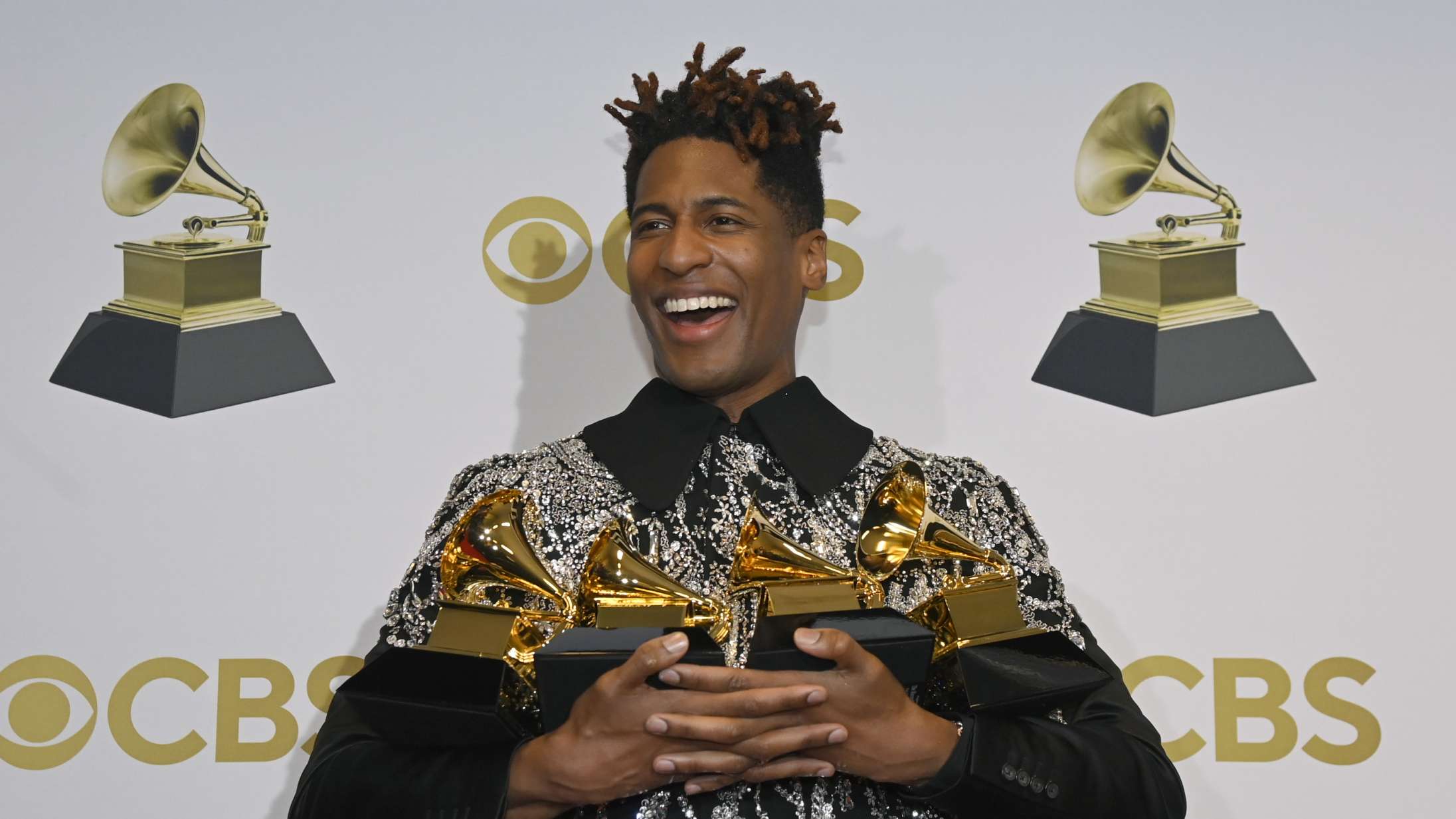 Outsider vandt hovedkategorien til Grammy Awards – og dansede på Billie Eilishs bord