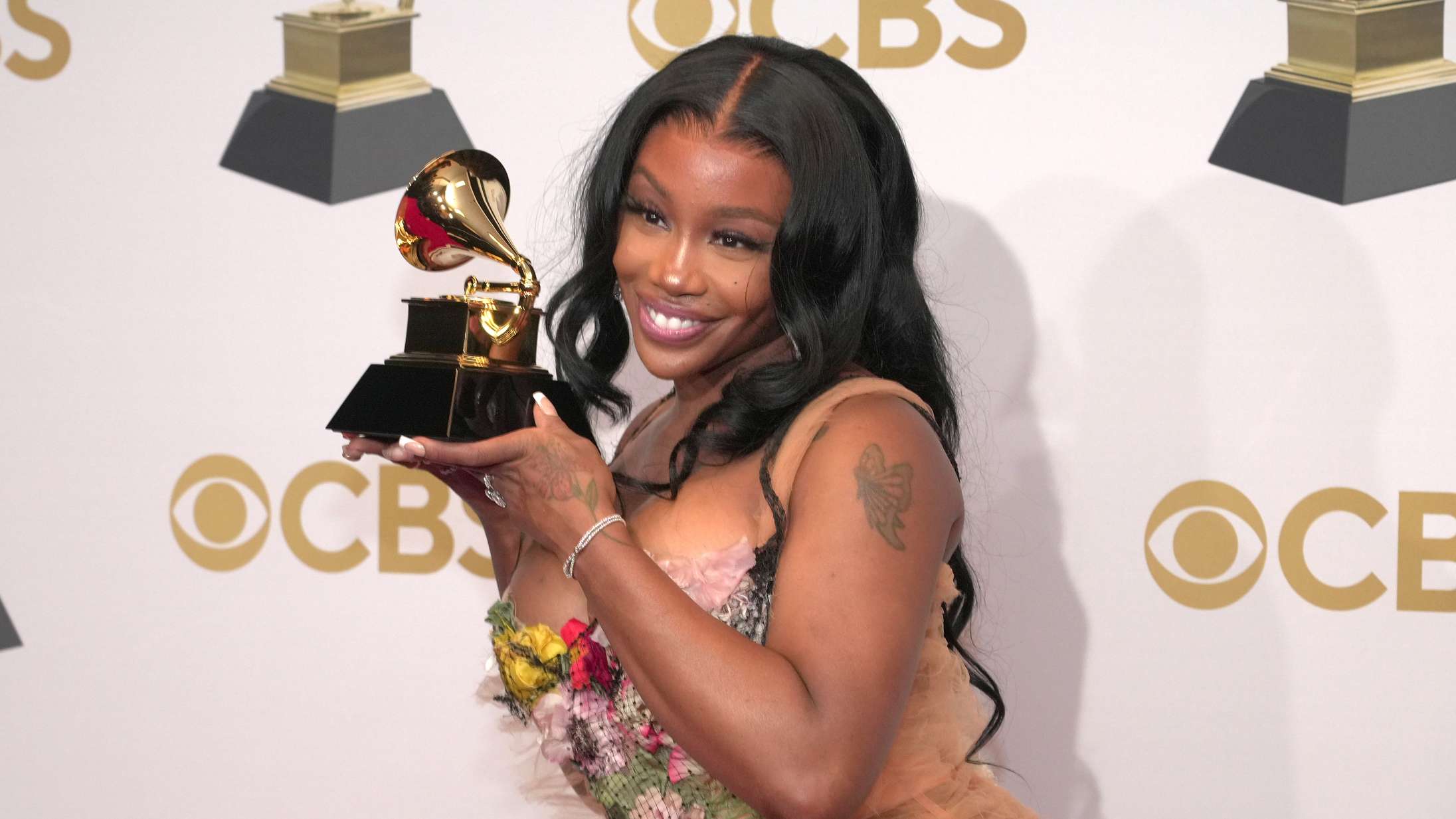 SZA kæmpede med krykkerne, da hun skulle op til sin Grammy-pris – så trådte Lady Gaga til