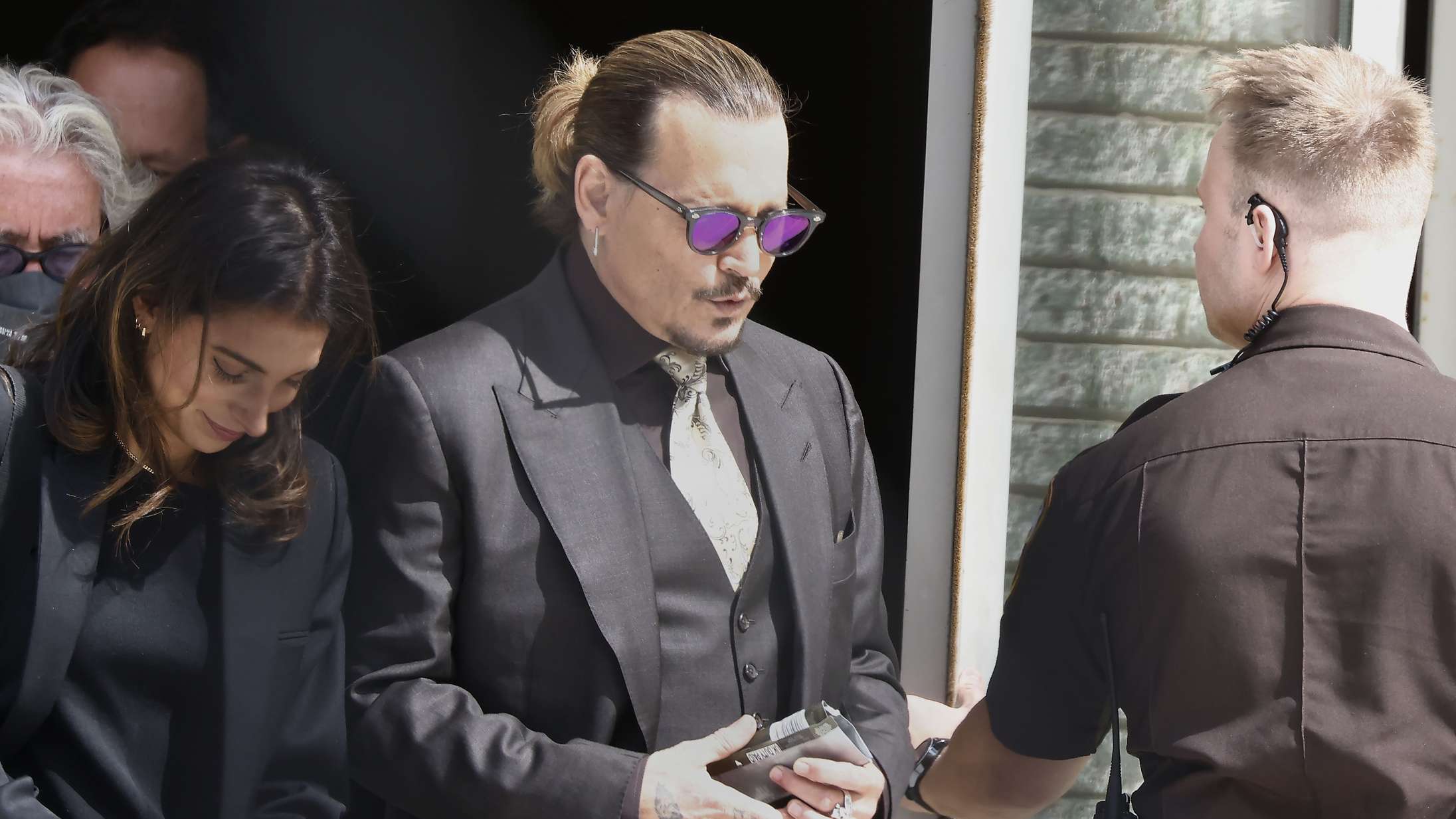 Johnny Depp i vidneskranken: Skuespilleren viser, hvordan han forsvarede sig mod vold i hjemmet