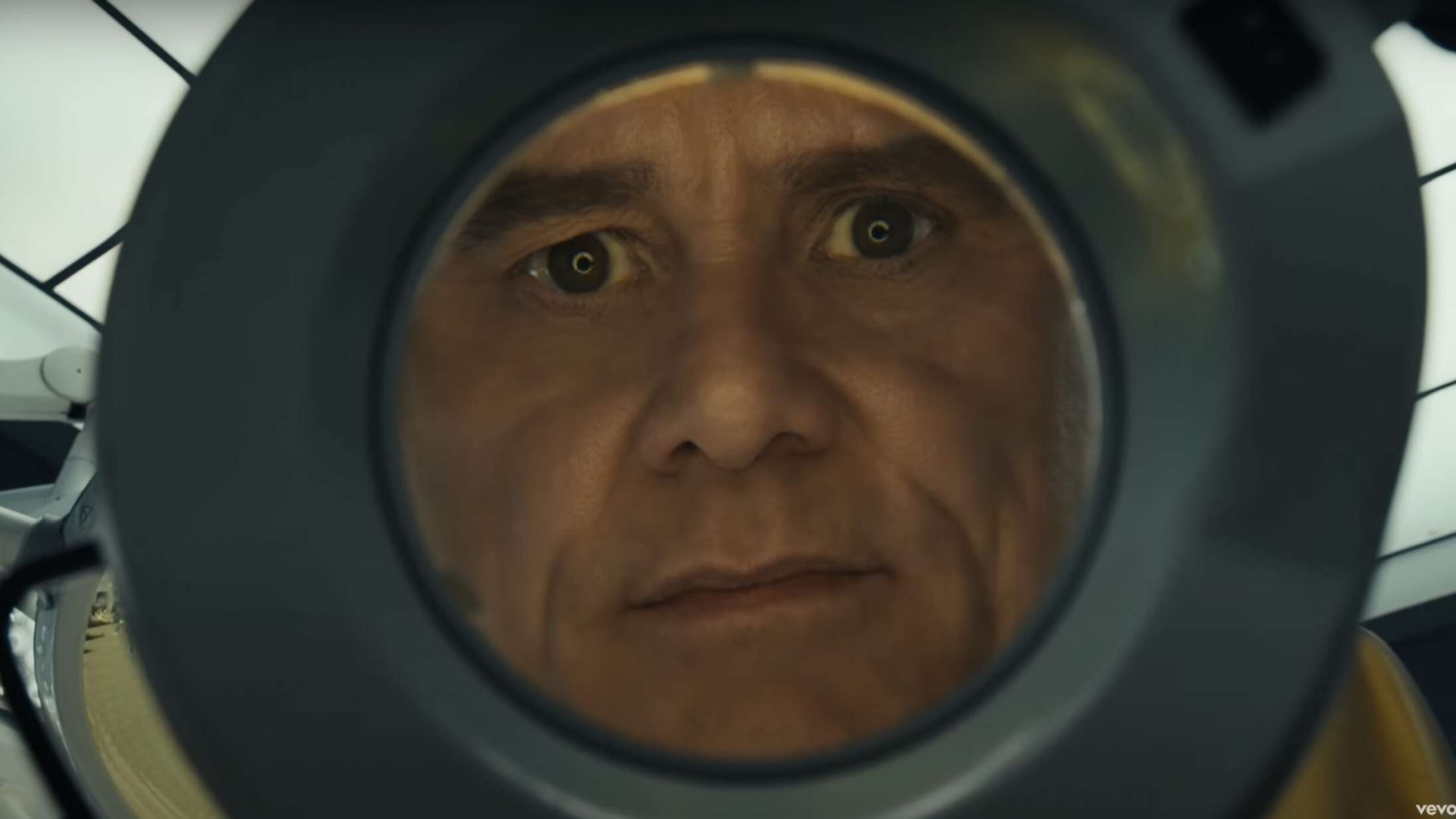 Jim Carrey er en creepy læge i The Weeknds musikvideo til ‘Out of Time’ med ‘Squid Game’-stjerne