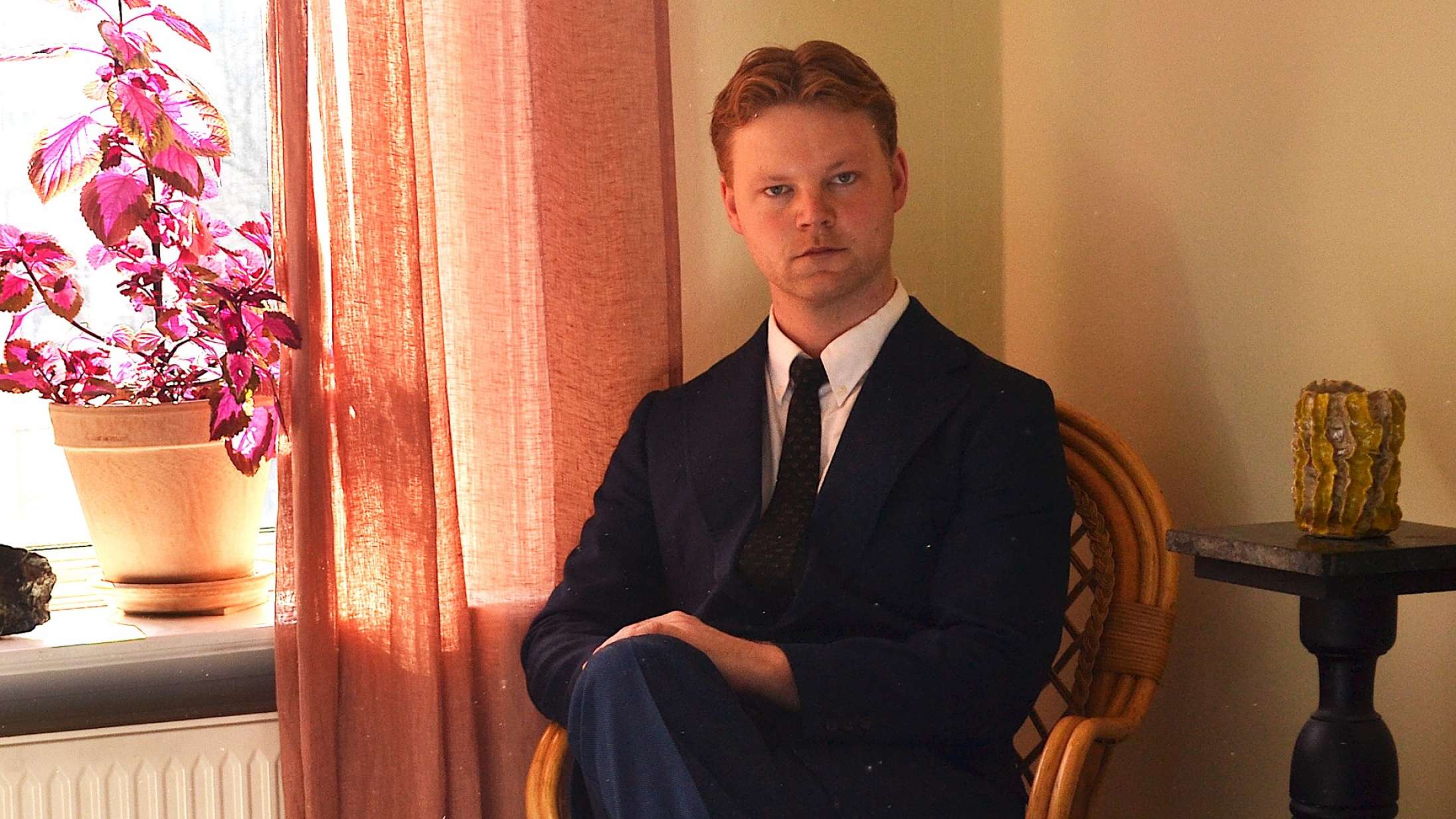 Han står bag nogle af tidens store pophits – efter 15 år i branchen er han sprunget ud som solist: »Jeg skulle lige blive klar først«