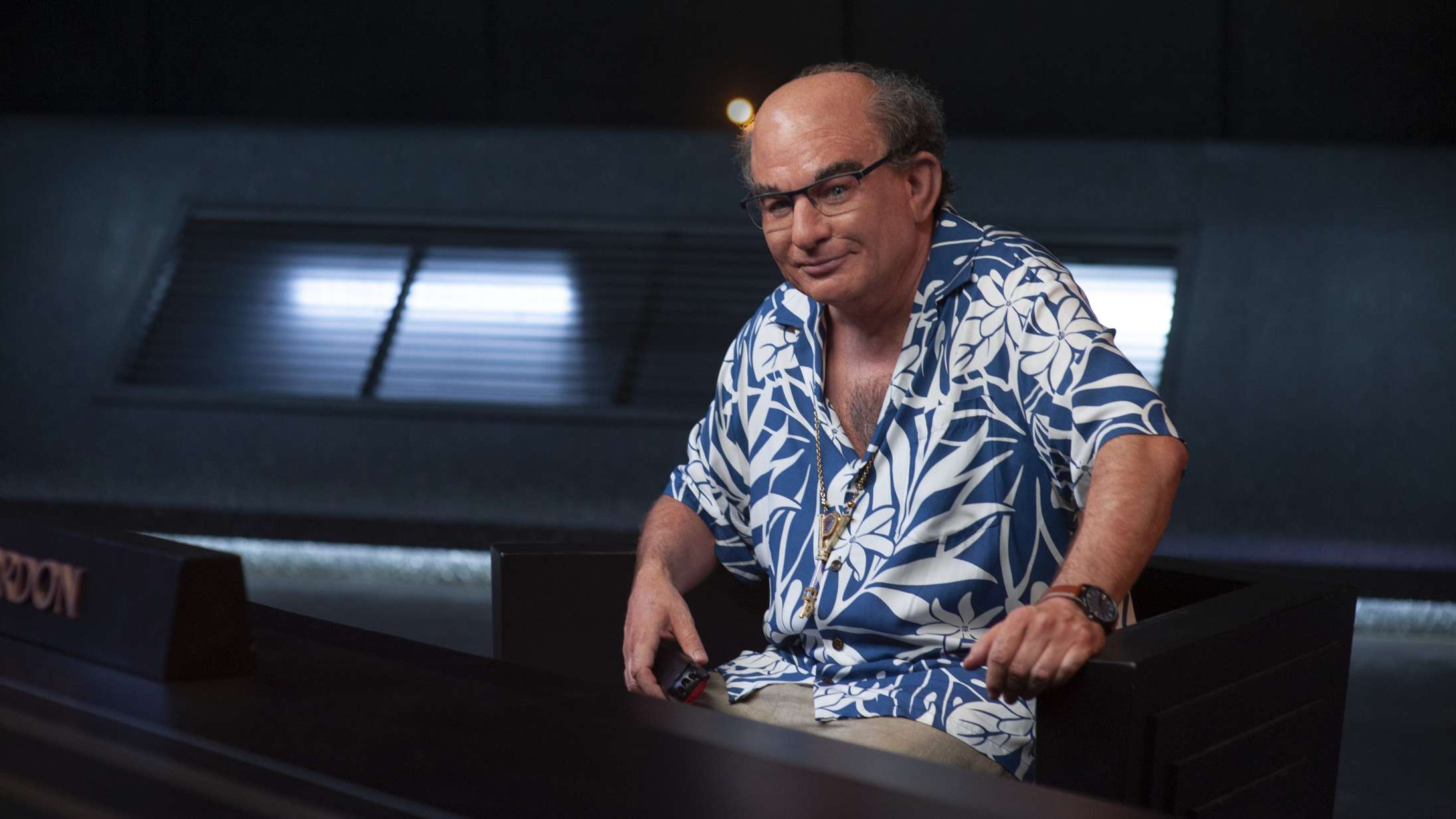 Mike Myers spiller otte roller i komedieserien ‘The Pentaverate’ – se traileren