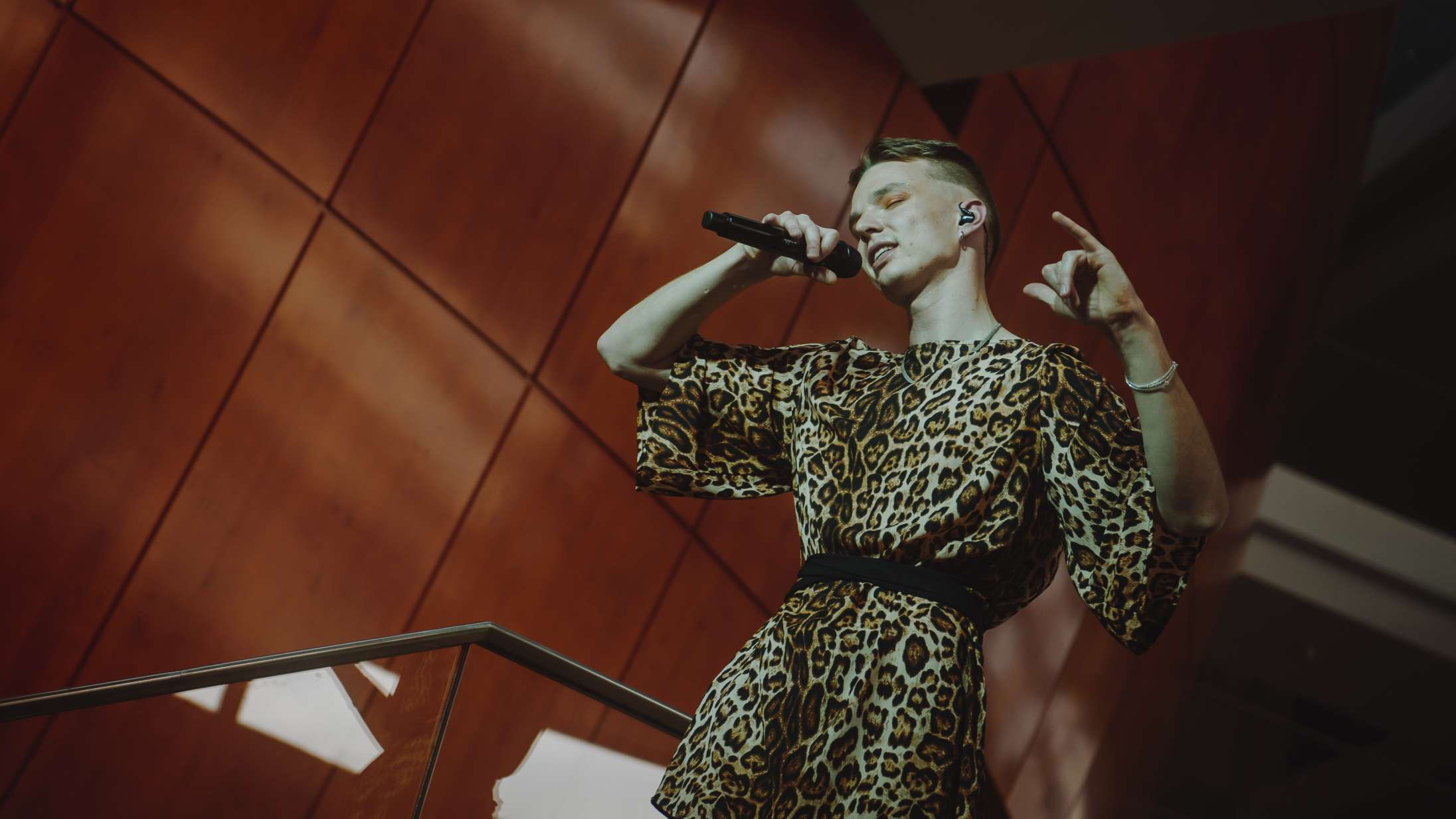 Se Søn give en snigpremiere på singlen ‘Ka ik connect’ til Soundvenue og Det Kongelige Teaters Crossover-koncert