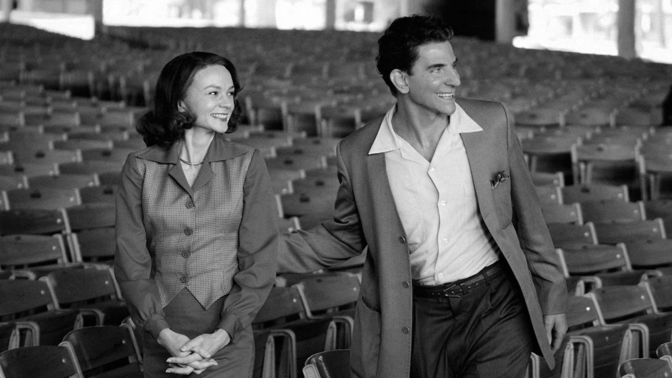 Se de første billeder af Bradley Coopers vilde transformation til ’Maestro’