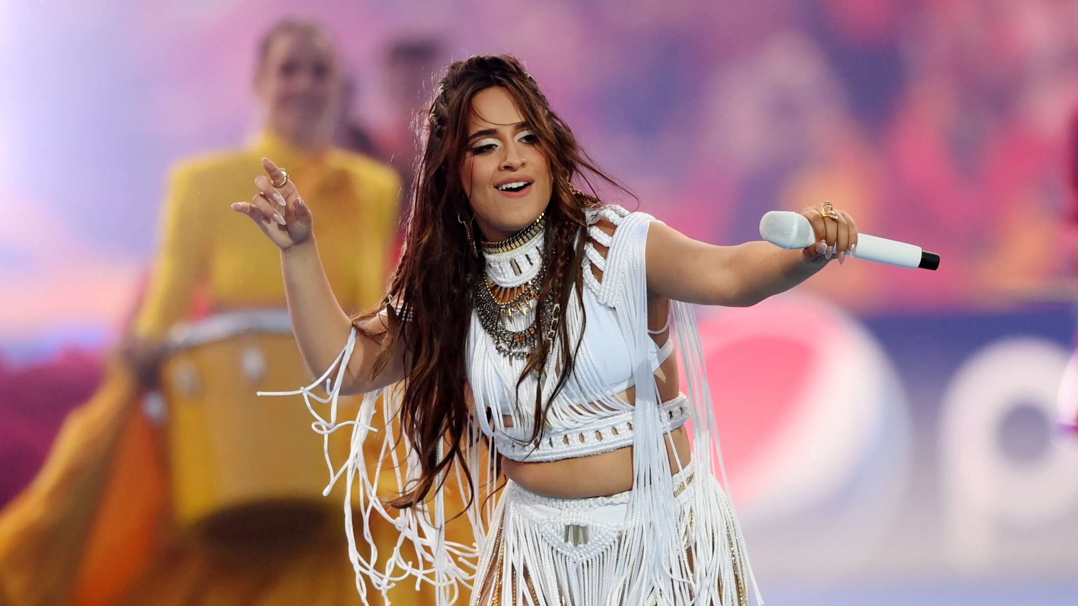 Camila Cabello optrådte til Champions League-finalen, brokkede sig over højlydte fans – og slettede så sine tweets