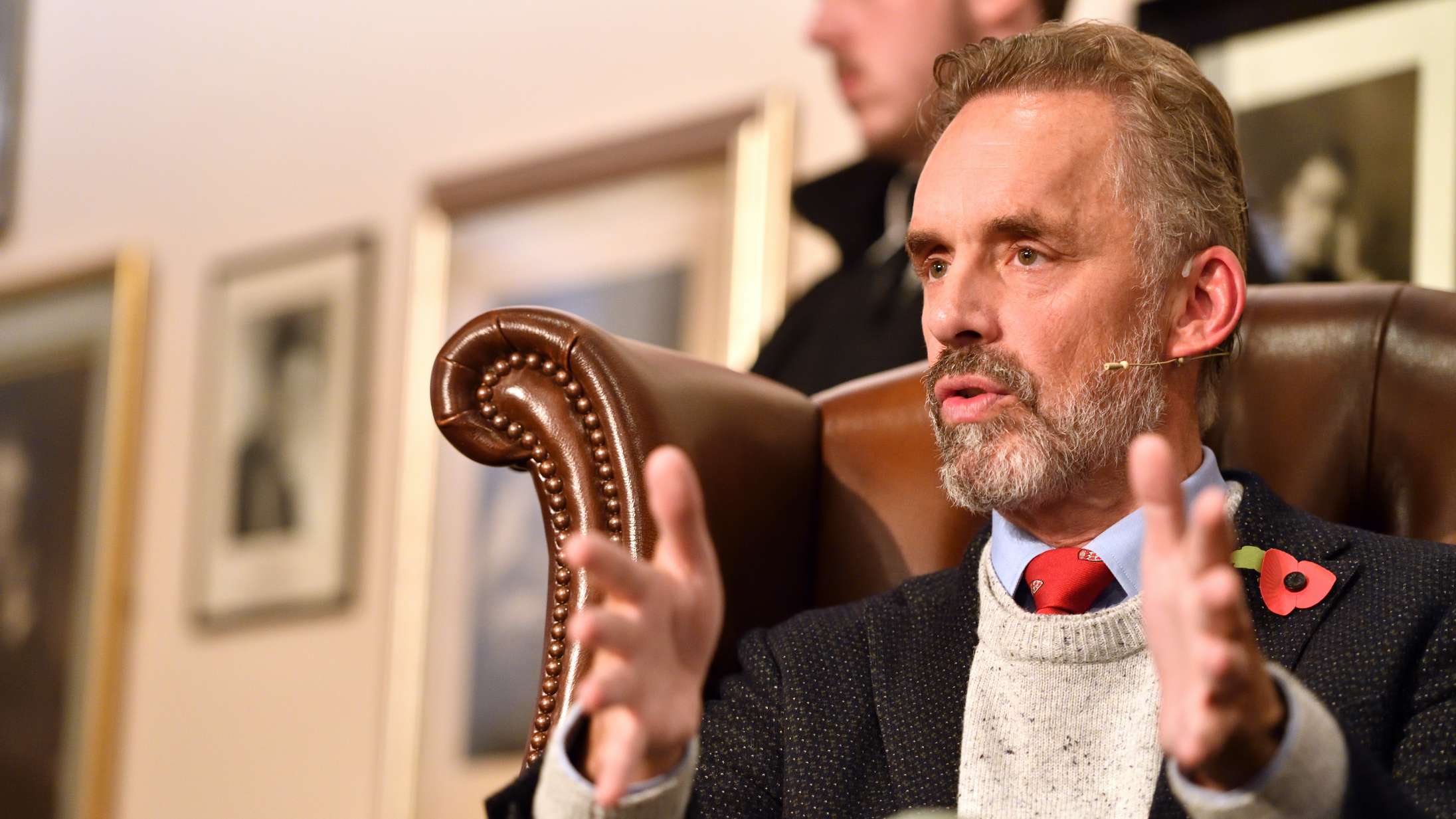 Jordan Peterson stikker halen mellem benene på Twitter efter kritik af kvindelig model