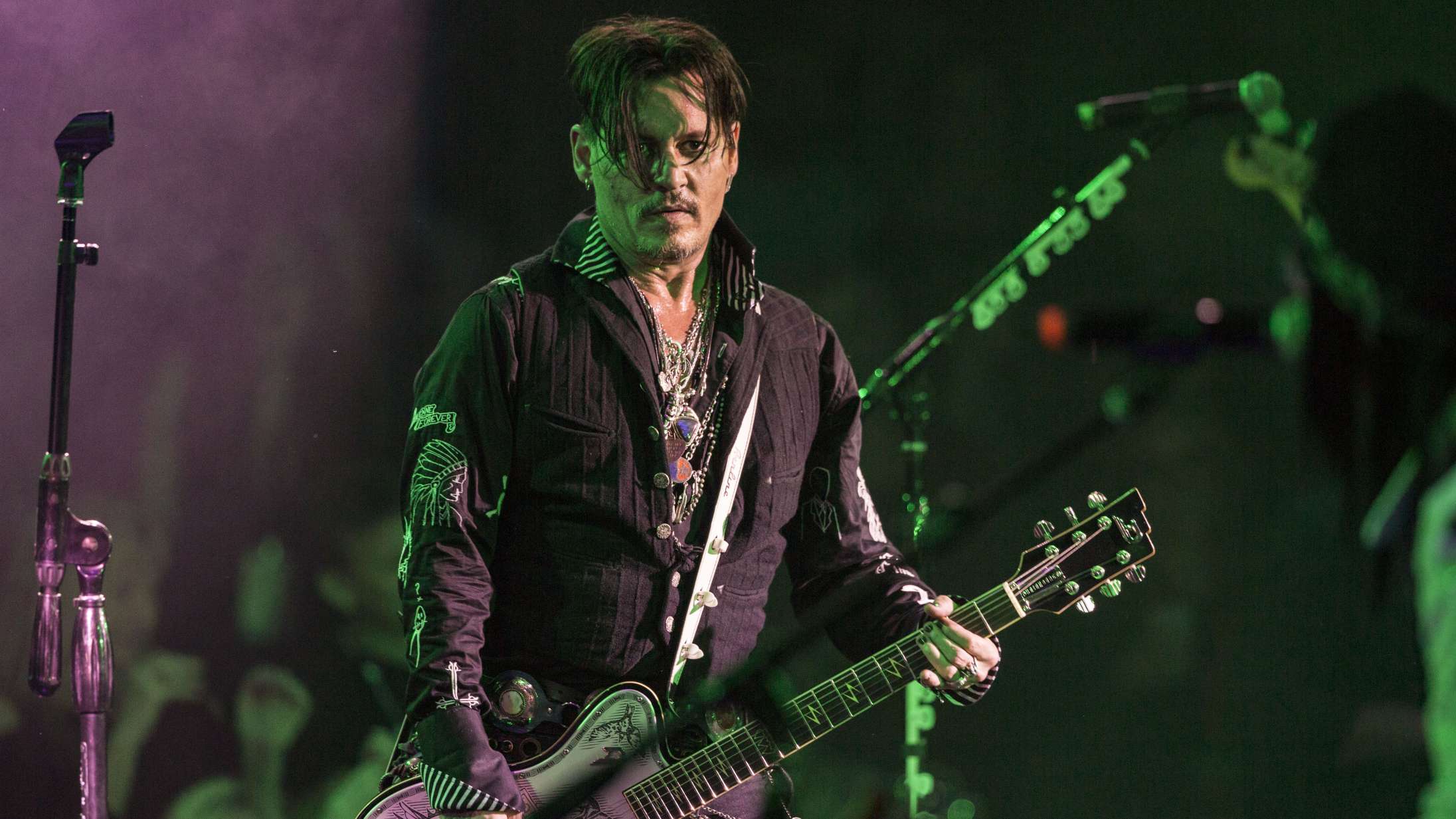 Mens juryen voterer: Johnny Depp spiller koncert med Jeff Beck i England – se video