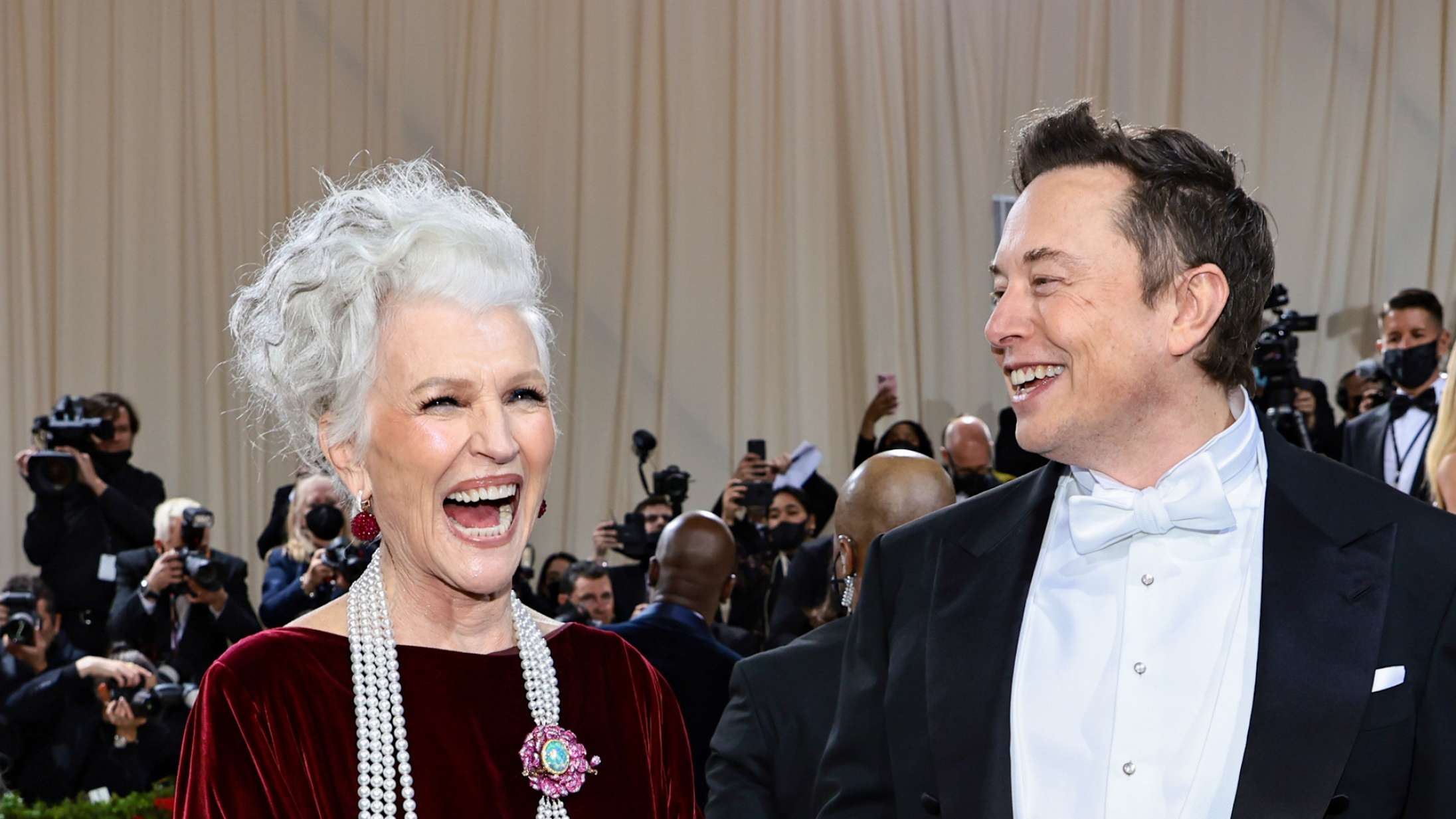 Elon Musks mor angriber falsk Twitter-troll i komisk kikser