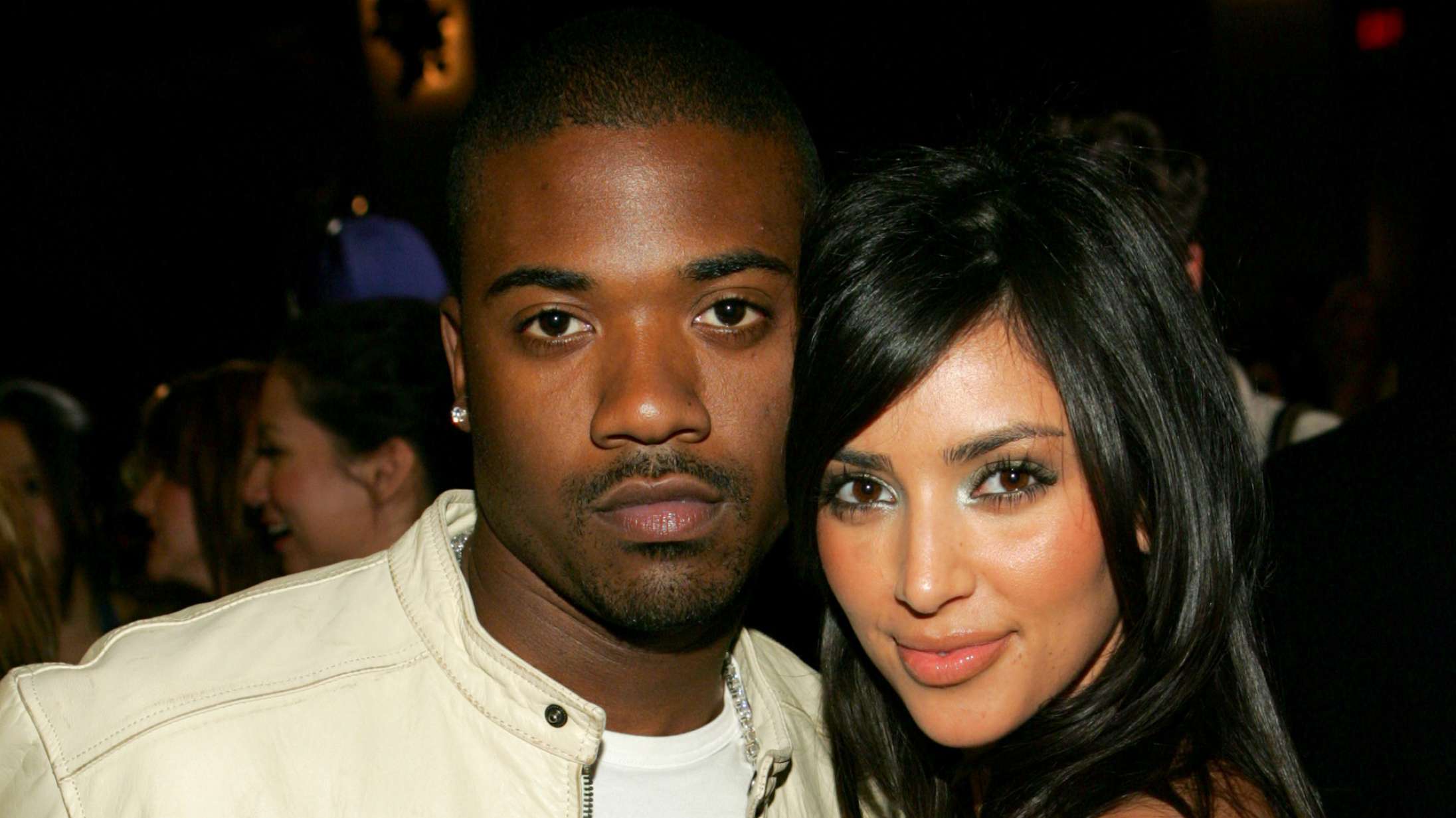 Ray J anklager Kardashian-familien for at stå bag læk af sexvideo