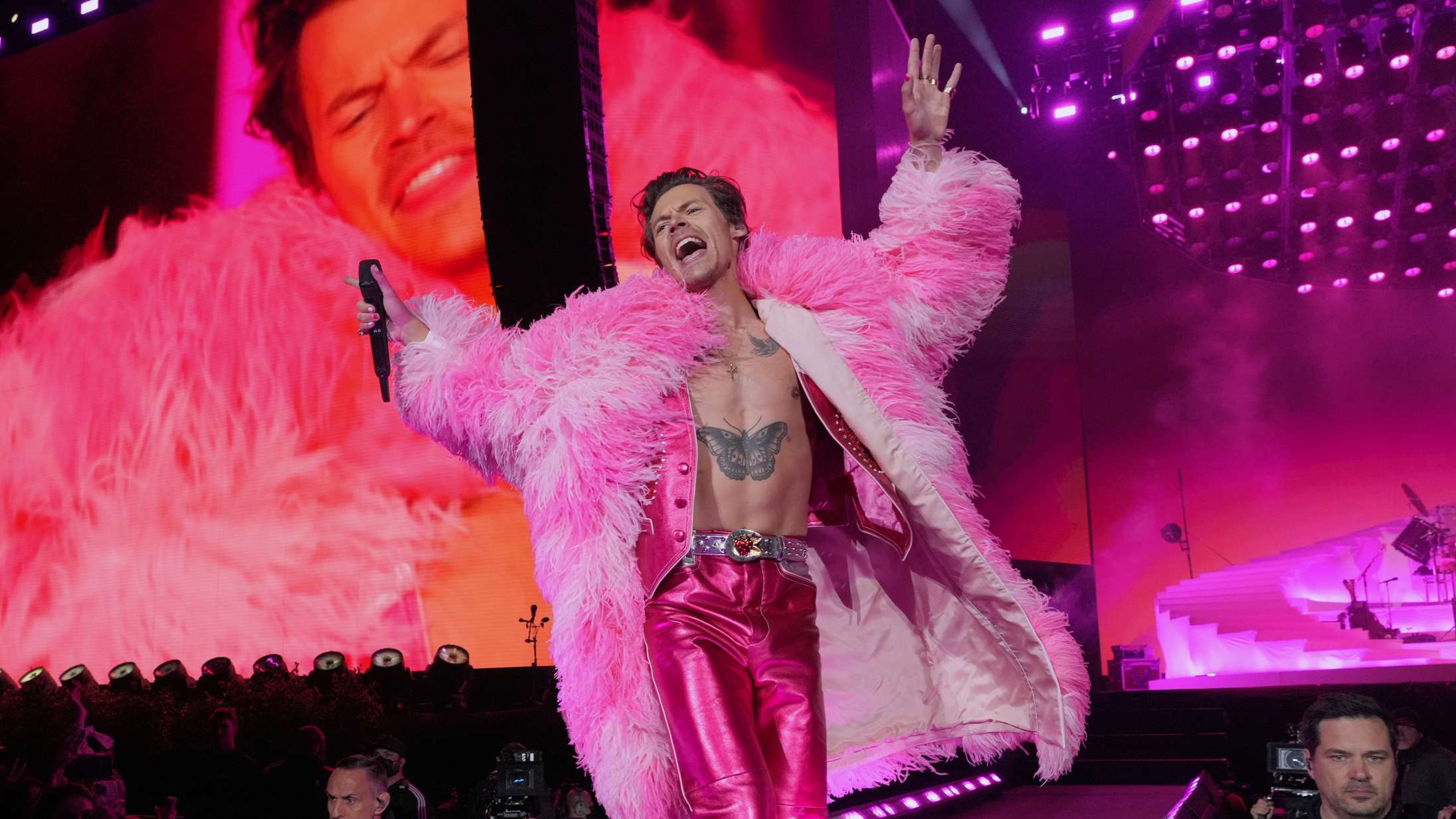 Harry Styles hjælper fan med at springe ud til koncert – se videoen