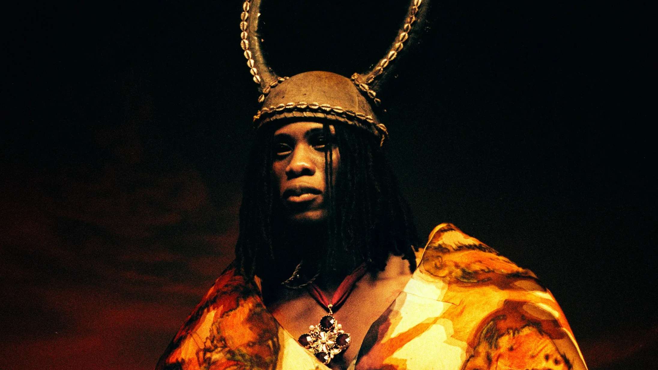 Obongjayars vokal slår gnister på debutalbum – men hvad er kernen i hans musikalske virke?