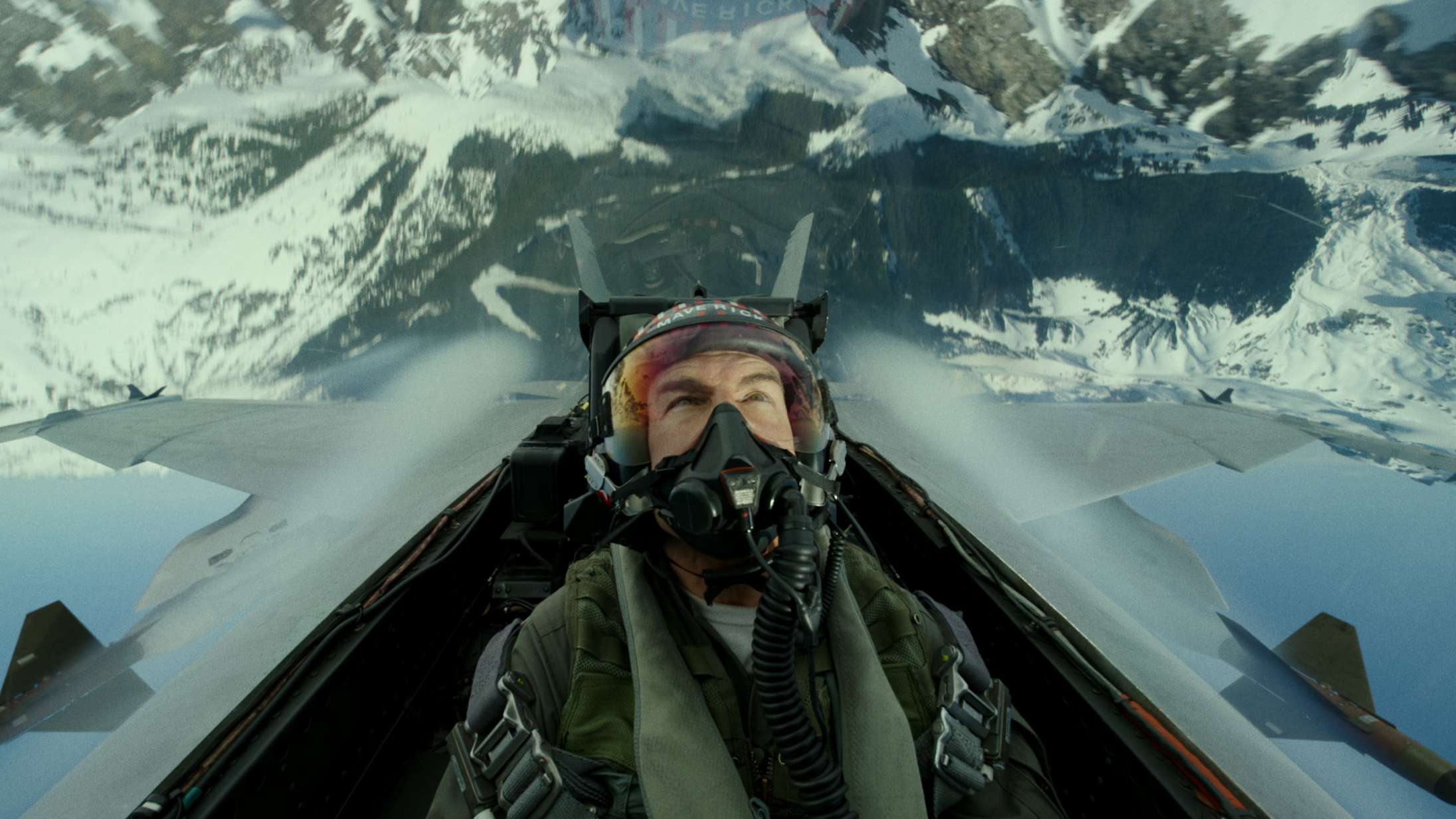 Tom Cruise hylder Kong Charles III fra luften med ‘Top Gun’-reference