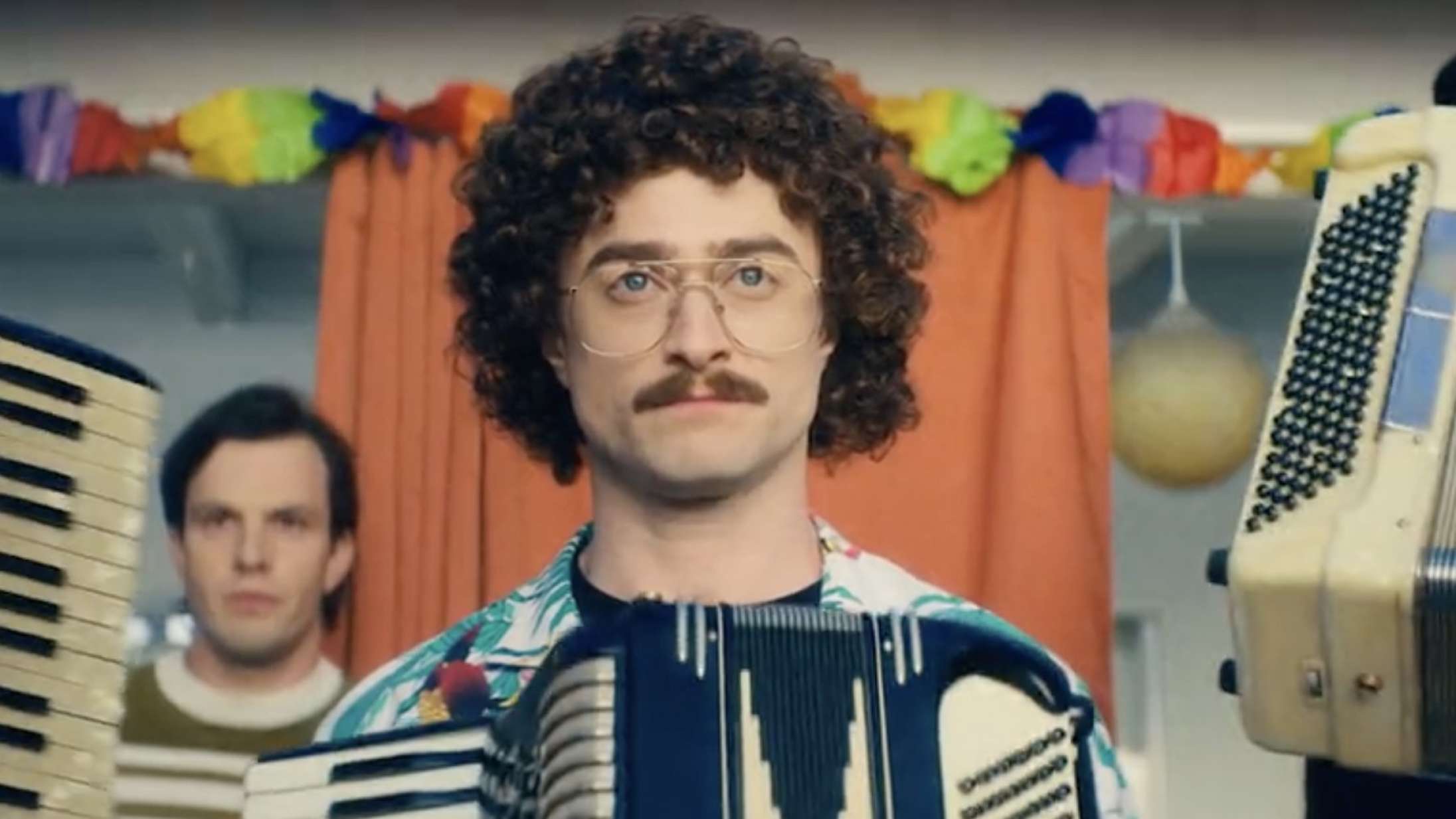 Sådan her har du aldrig set Daniel Radcliffe før – se teaseren til ‘Weird: The Al Yankovic Story’