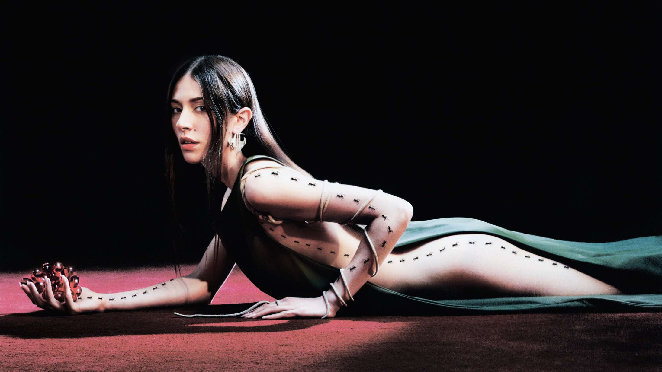 En af hyperpoppens stærkeste stemmer kommer til Danmark