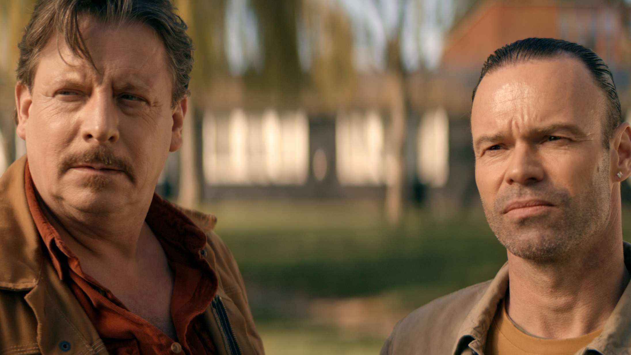 Se hvordan Anders W. Berthelsen klarer sig som erstatning for Rasmus Bjerg i første klip fra ’Alle for fire’