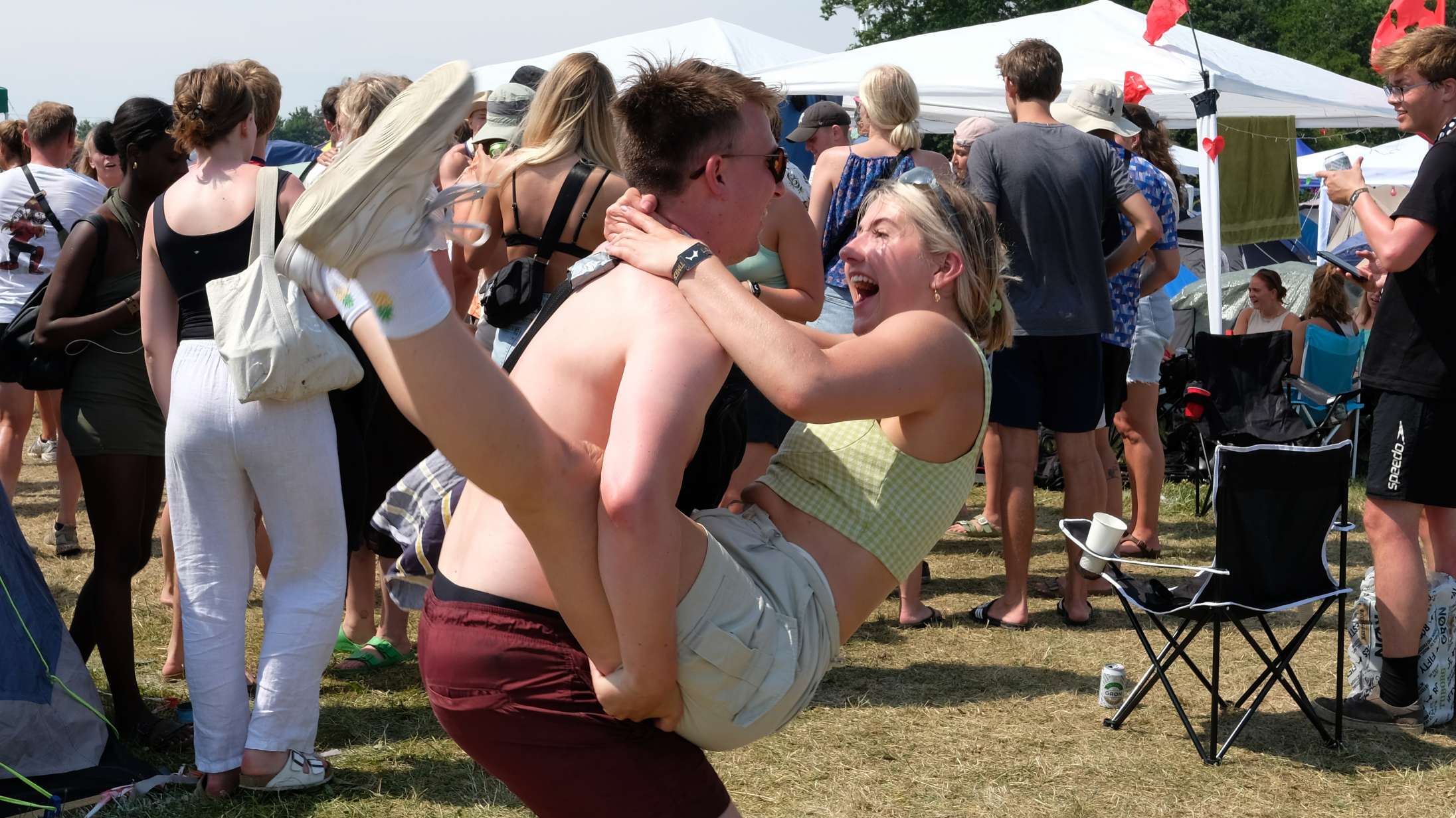 Festen før stormen: Vores fotograf fangede campingfesternes uovervindelige glæde