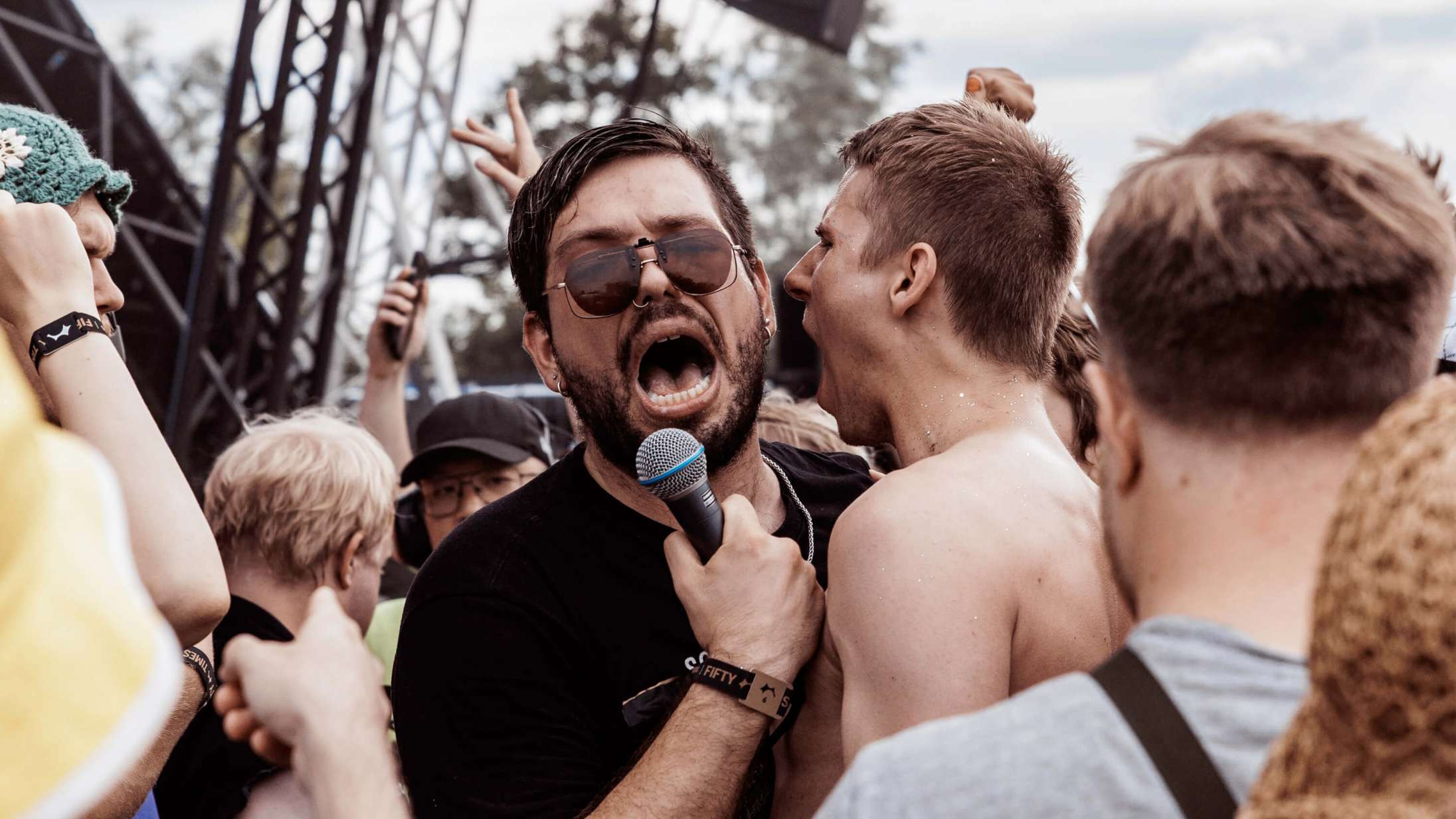 Joe & The Shitboys leverede hidsig queer-punk med kække oneliners på Roskilde Festival