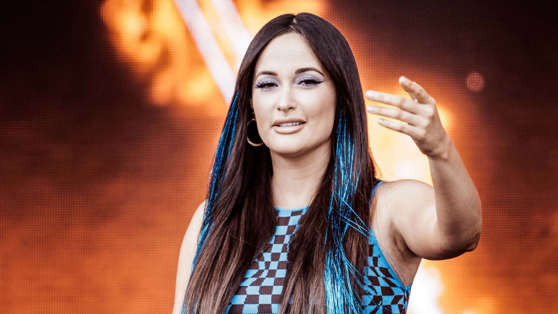 Kacey Musgraves’ scene bryder i brand