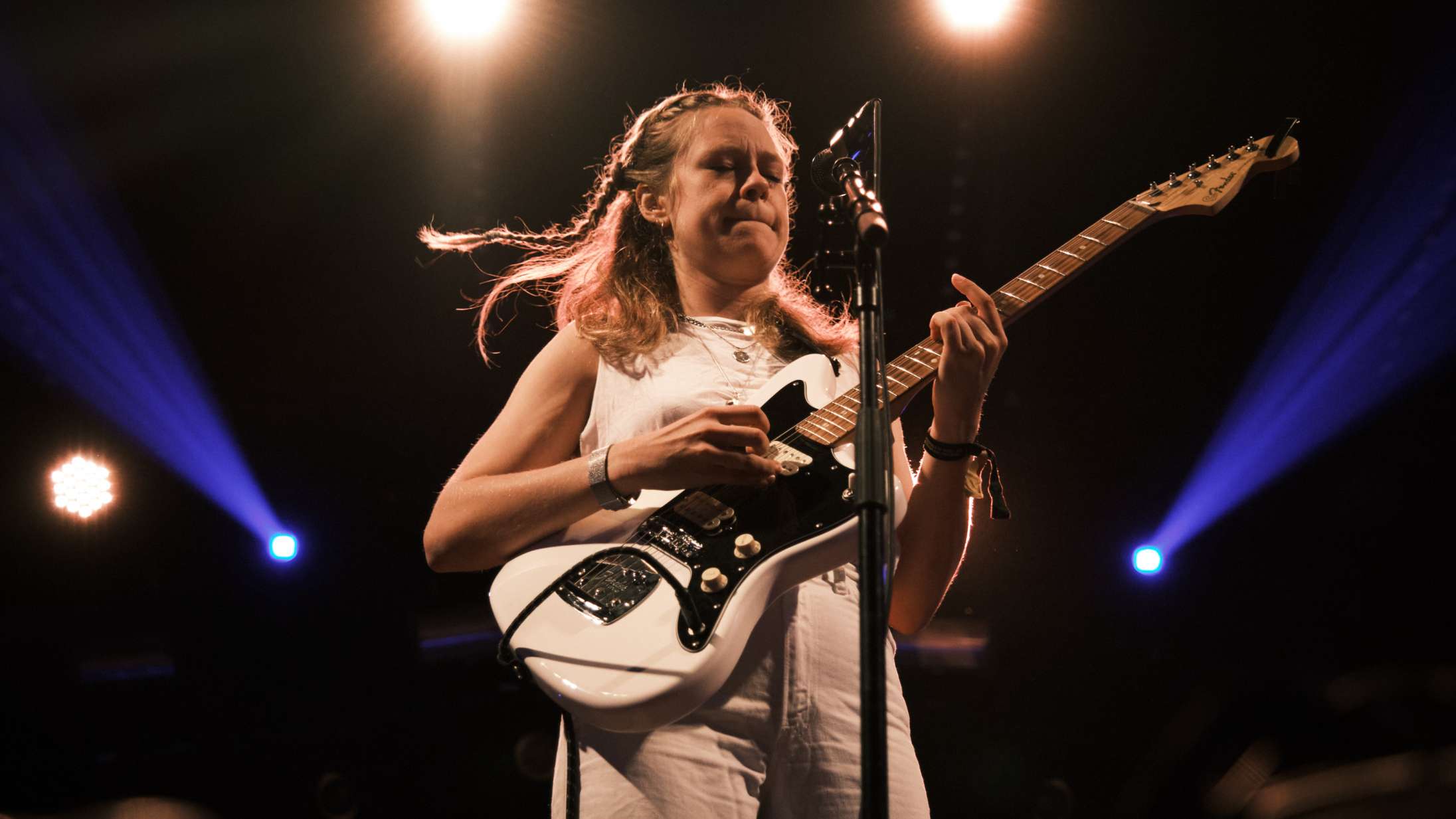 Flakkende fokus udfordrede Anna B Savages dramatiske midnatskoncert på Roskilde Festival