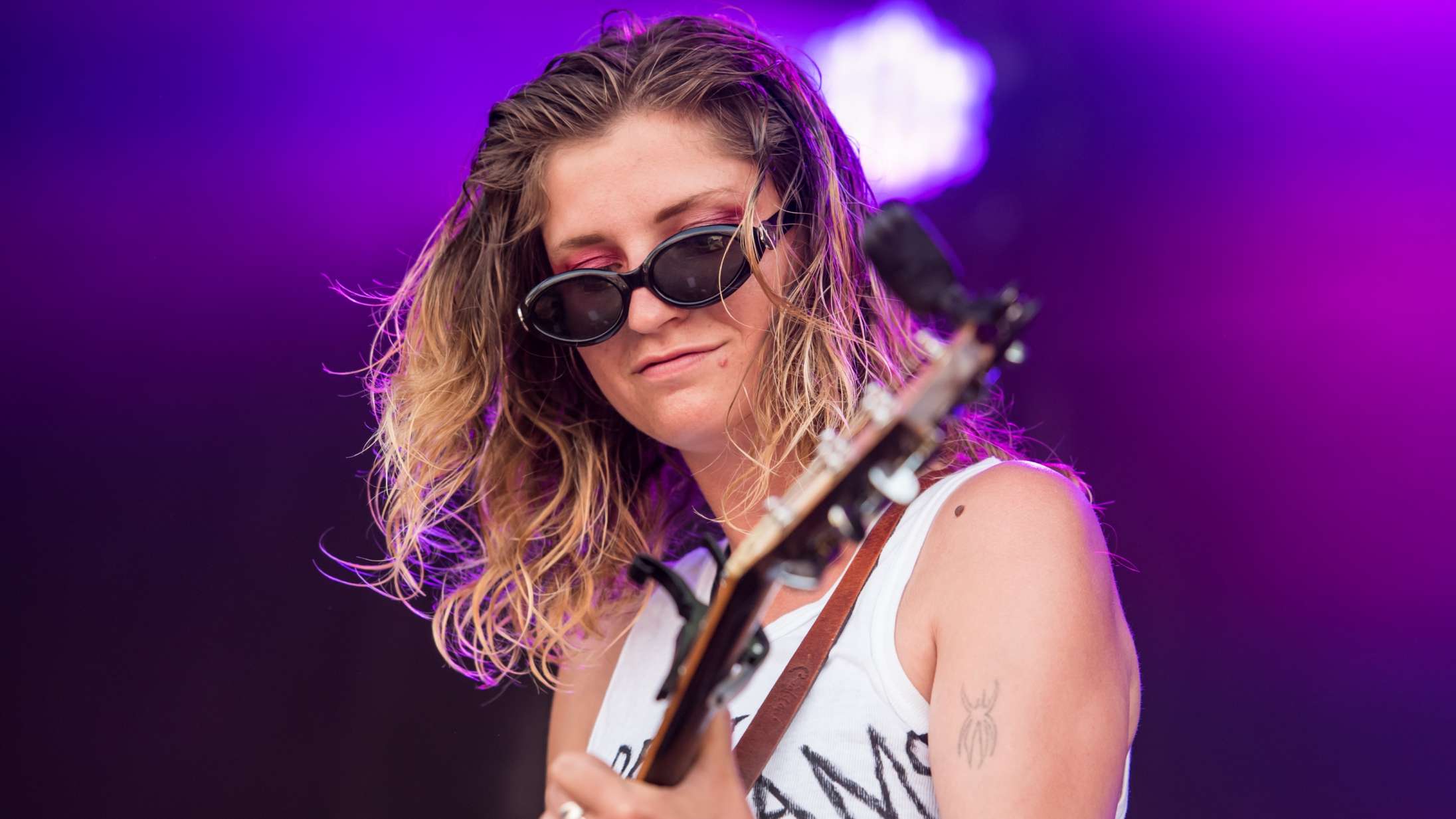 Da Barbro skreg ind i mikrofonen, satte det sig i kroppene foran scenen på Roskilde Festival