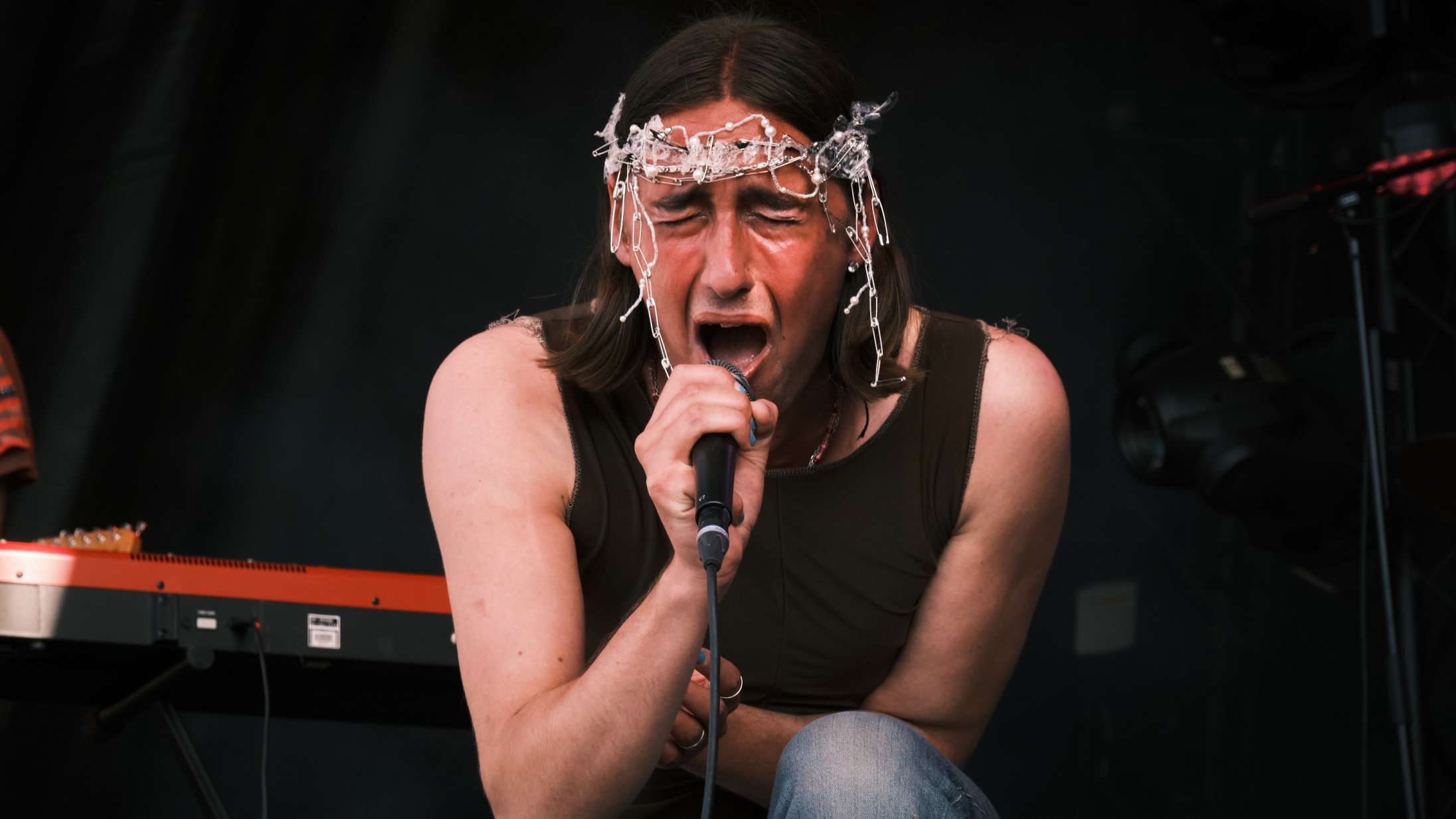 Blikfangs brølende og ømt blødende frontmand forførte Roskilde Festival