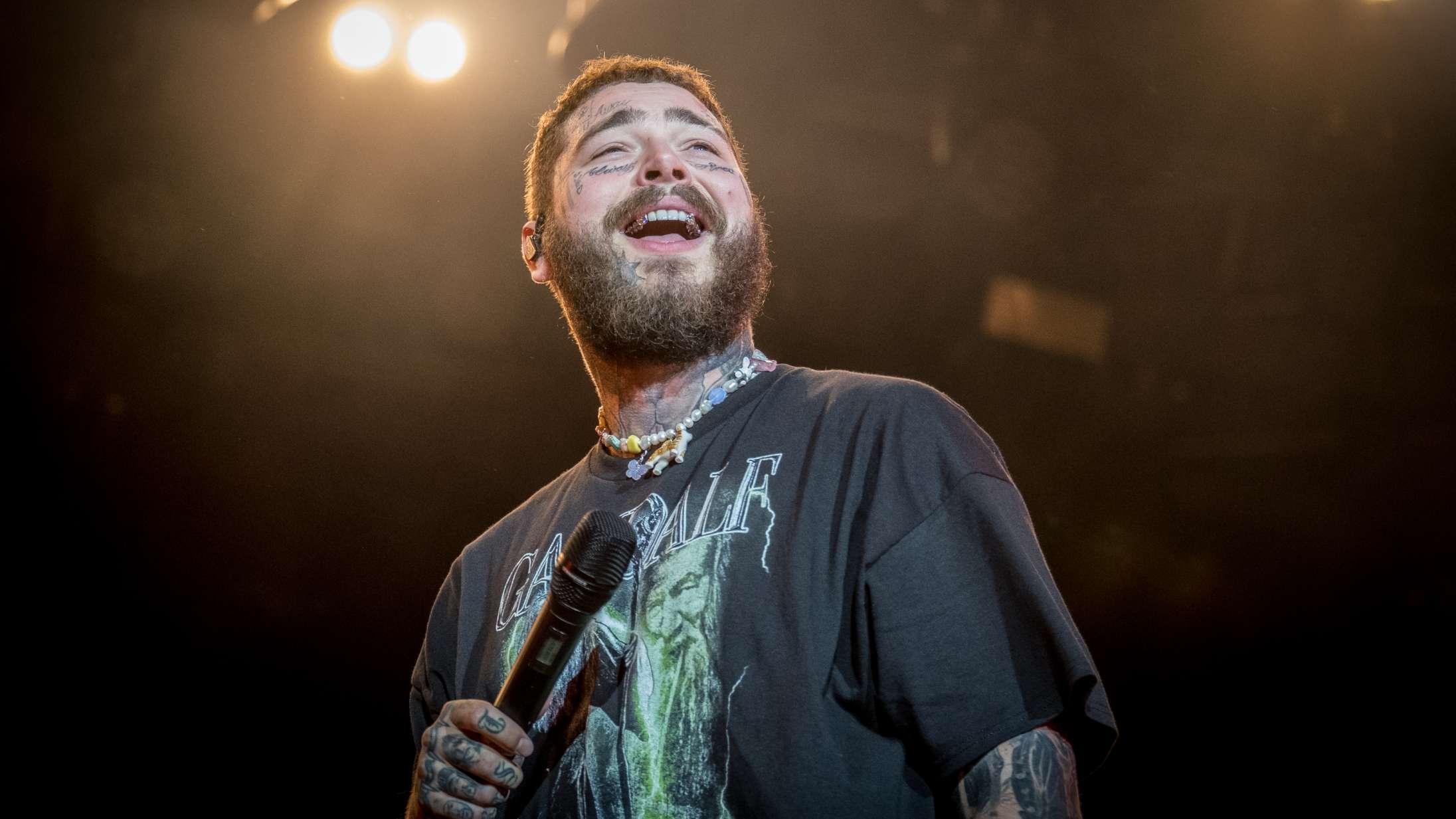 Se Post Malone lande det perfekte beerpong-skud backstage på Roskilde Festival