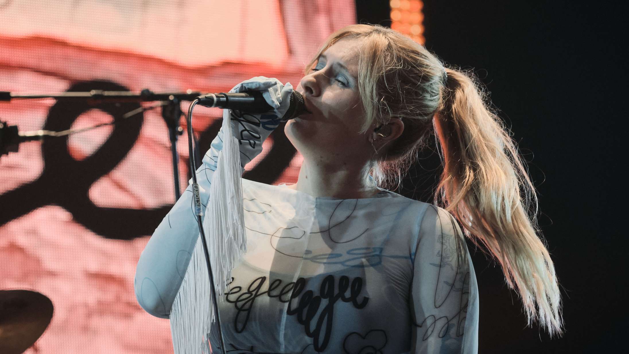 Sublimt musikalsk overskud gav Eee Gee overhånden under skybrud på Roskilde Festival