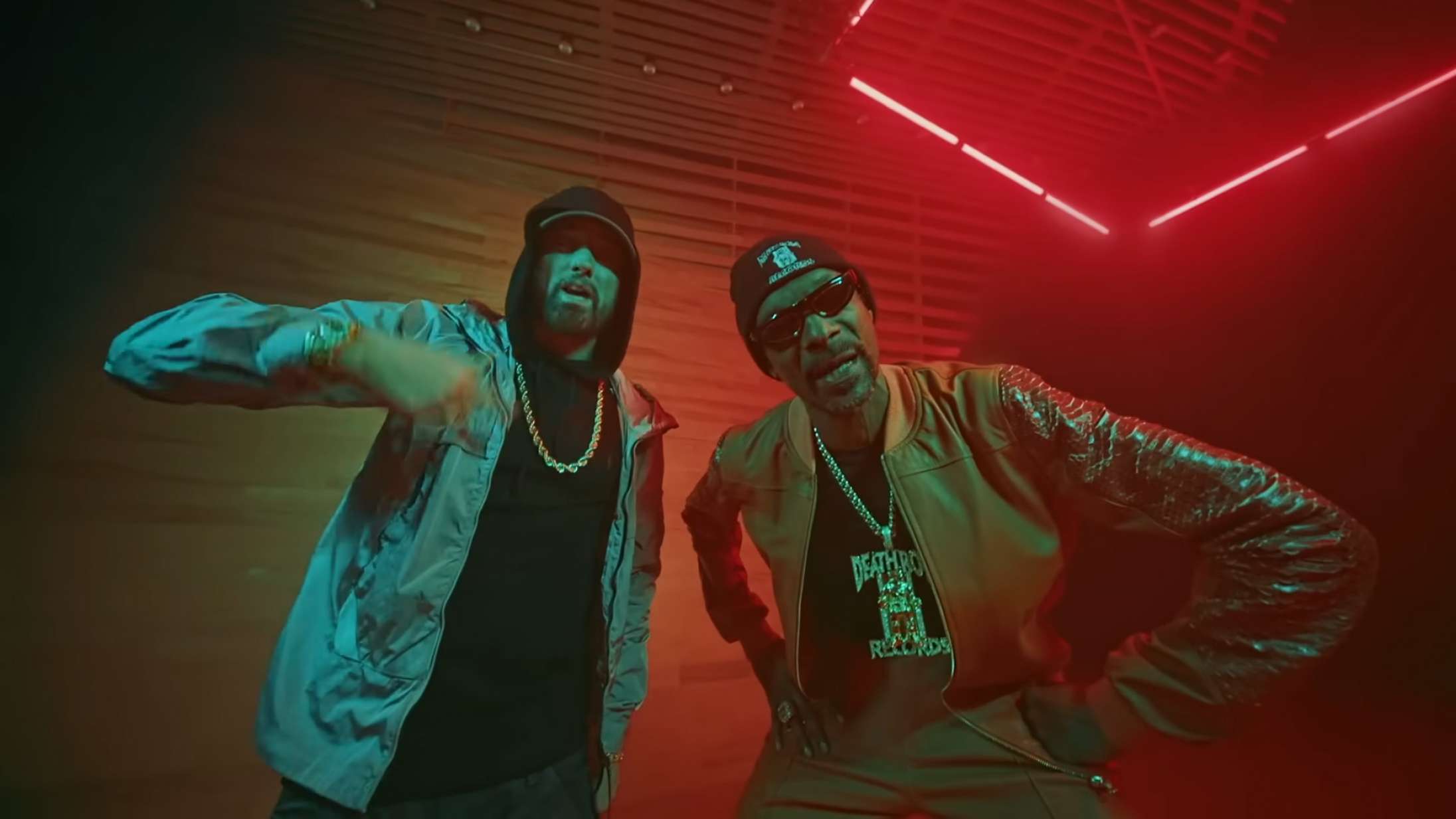 Snoop Dogg ryger en kæmpejoint og får Eminem til at hallucinere i musikvideo til ny fællessingle