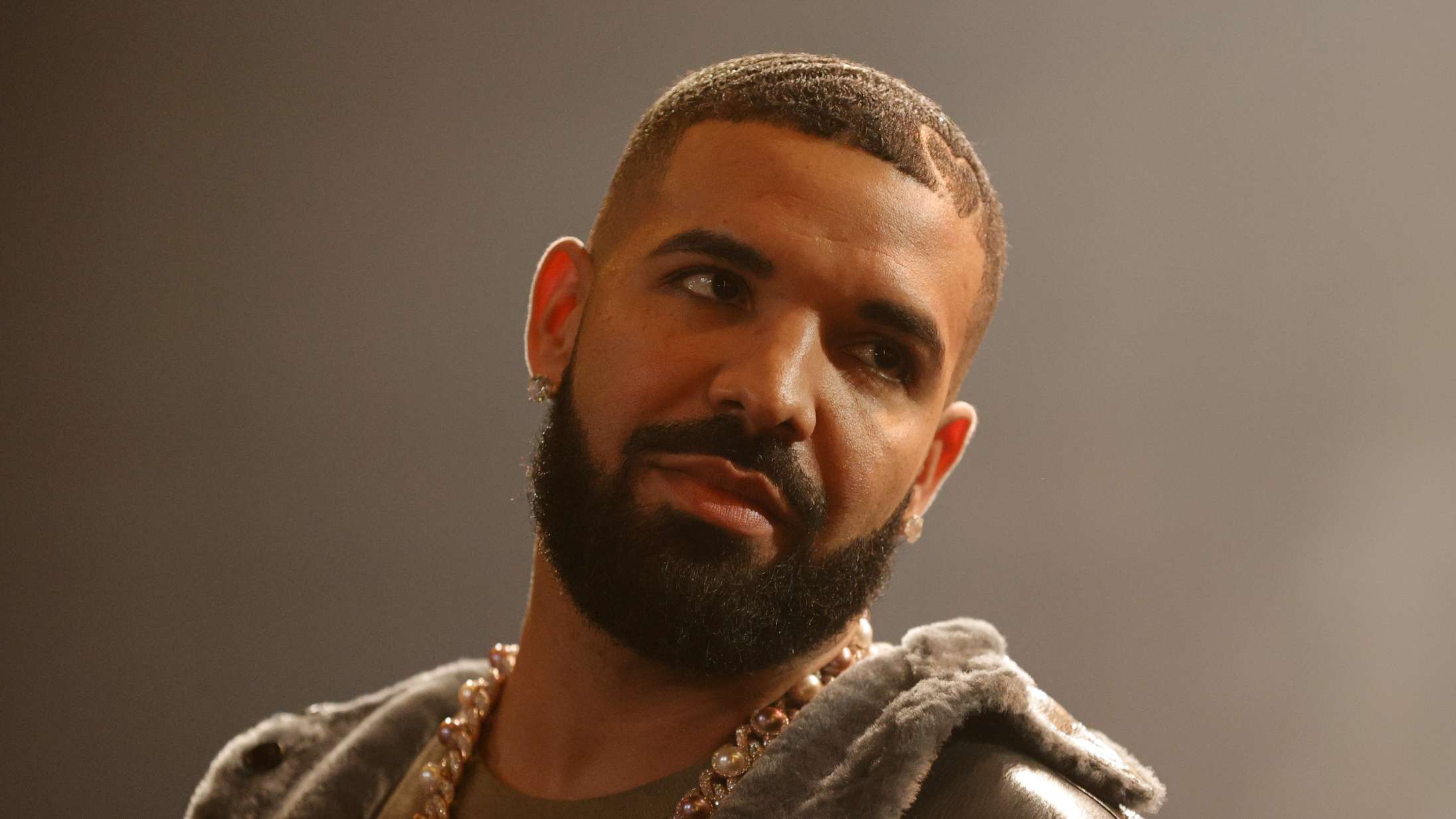 Drake hylder sin mor med ansigtstatovering
