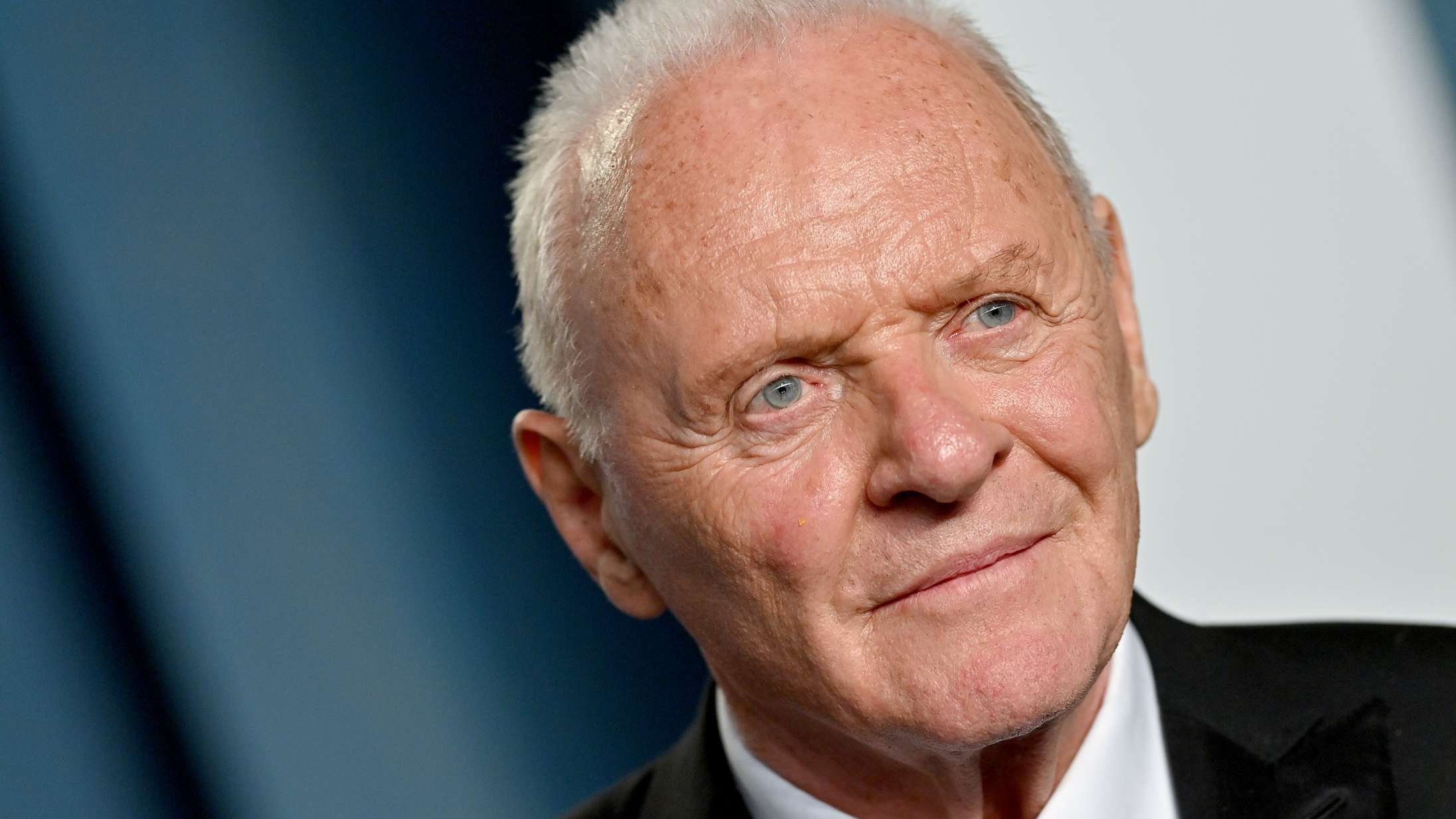 Anthony Hopkins går NFT-amok på Twitter – spørger Snoop Dogg til råds om kryptokunst
